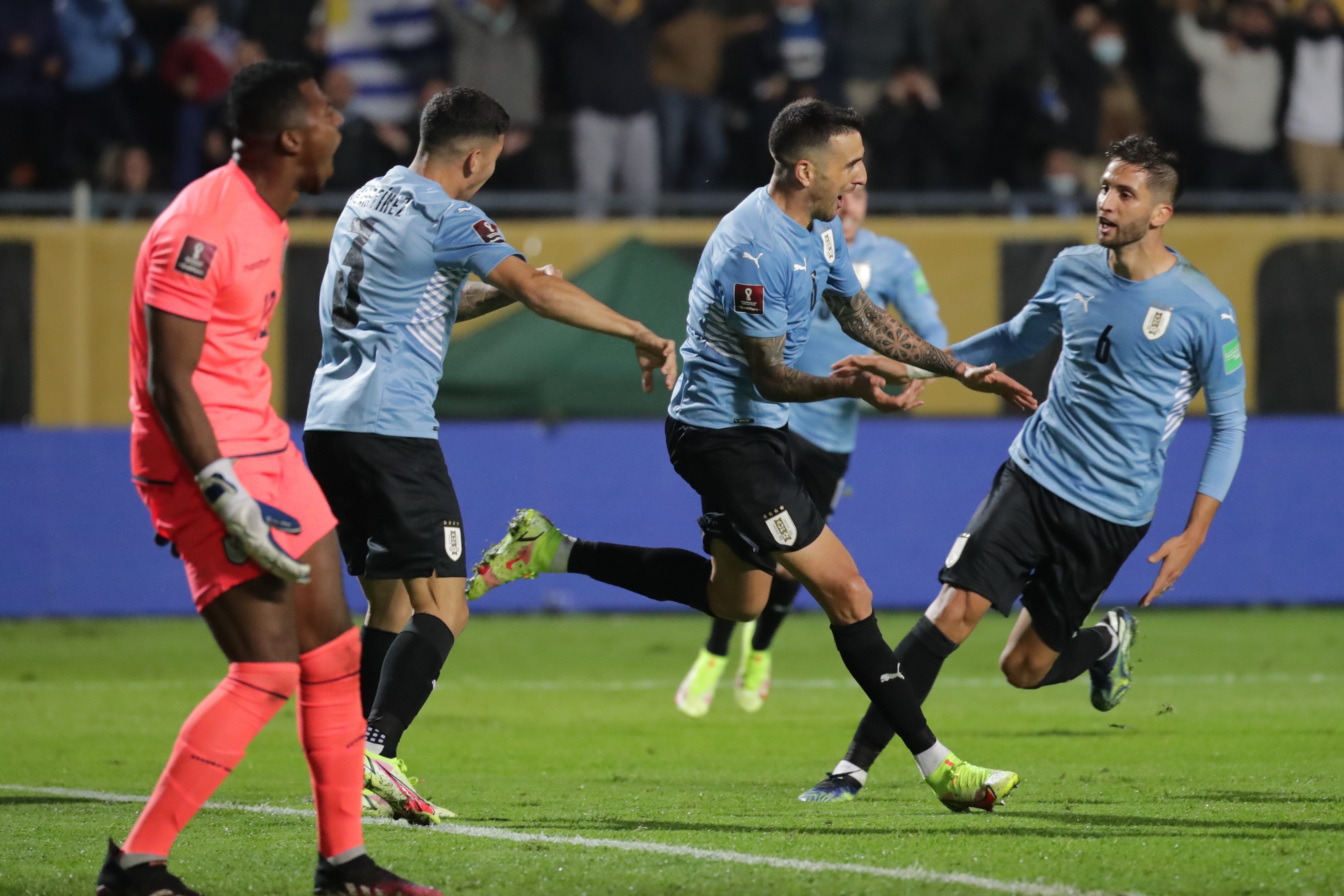 Matías Vecino (c) de Uruguay celebra  el gol de su compañero Gastón Pereiro contra Ecuador. (Foto Prensa Libre: EFE).