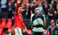 Cristiano Ronaldo saluda a los aficionados del Manchester United al terminar la goleada que le propinaron al Newcastle este sábado. (Foto Prensa Libre: EFE)