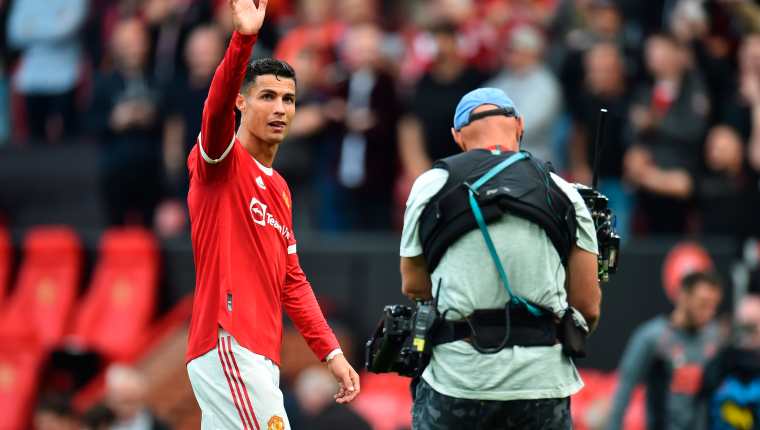 Cristiano Ronaldo saluda a los aficionados del Manchester United al terminar la goleada que le propinaron al Newcastle este sábado. (Foto Prensa Libre: EFE)