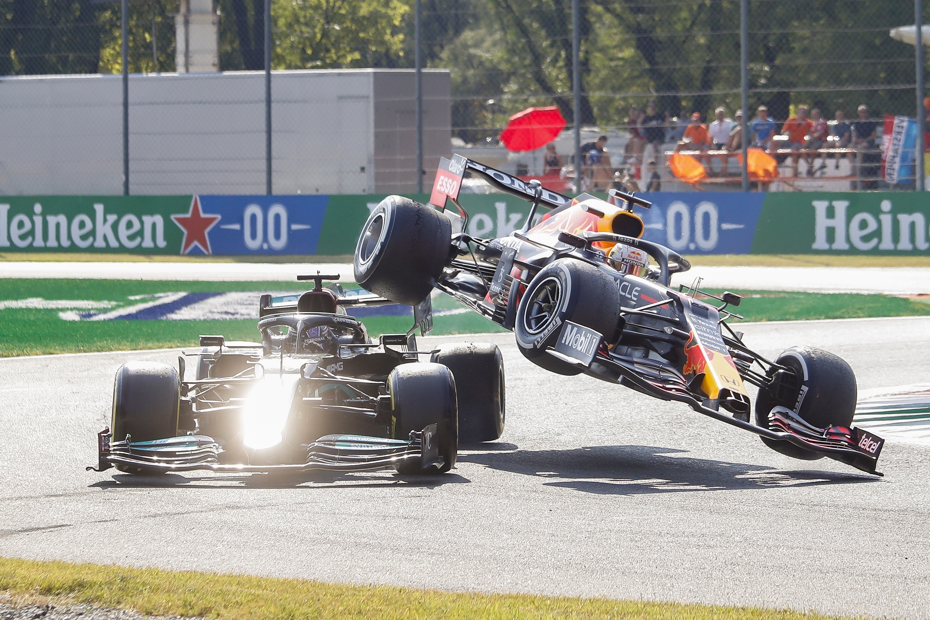 Max Verstappen y Lewis Hamilton protagonizaron un tremendo accidente en el GP de Monza. (Foto Prensa Libre: EFE).