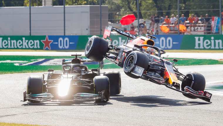 Max Verstappen y Lewis Hamilton protagonizaron un tremendo accidente en el GP de Monza. (Foto Prensa Libre: EFE).