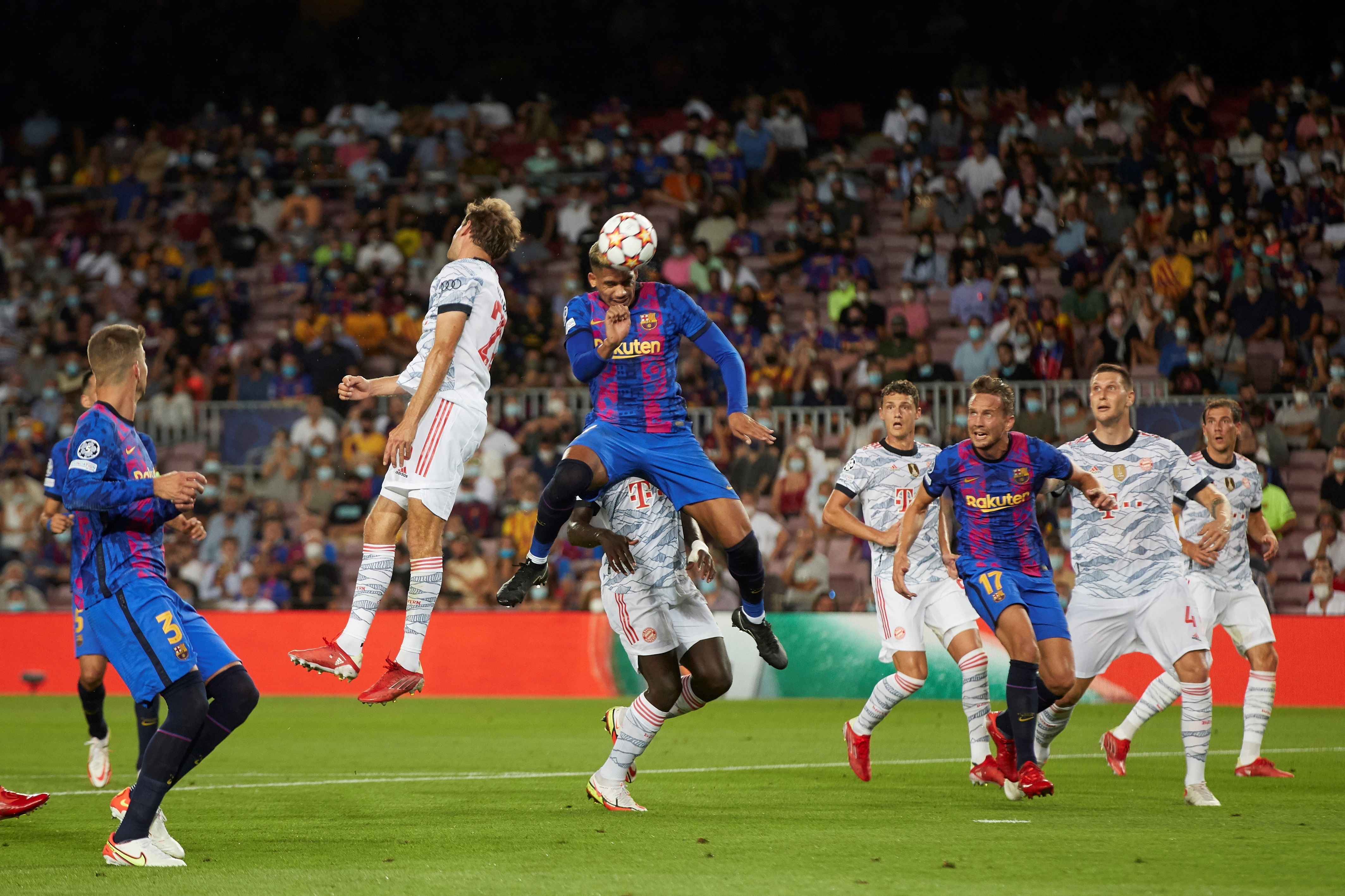 GRAF667. BARCELONA, 14/09/2021.- El defensa del FC Barcelona Roanld Araújo (3-i) cabecea un balón, durante el partido de la fase de grupos de la Liga de Campeones ante el Bayern Múnich que se juega este martes en el Camp Nou, en Barcelona. EFE/Alejandro García
