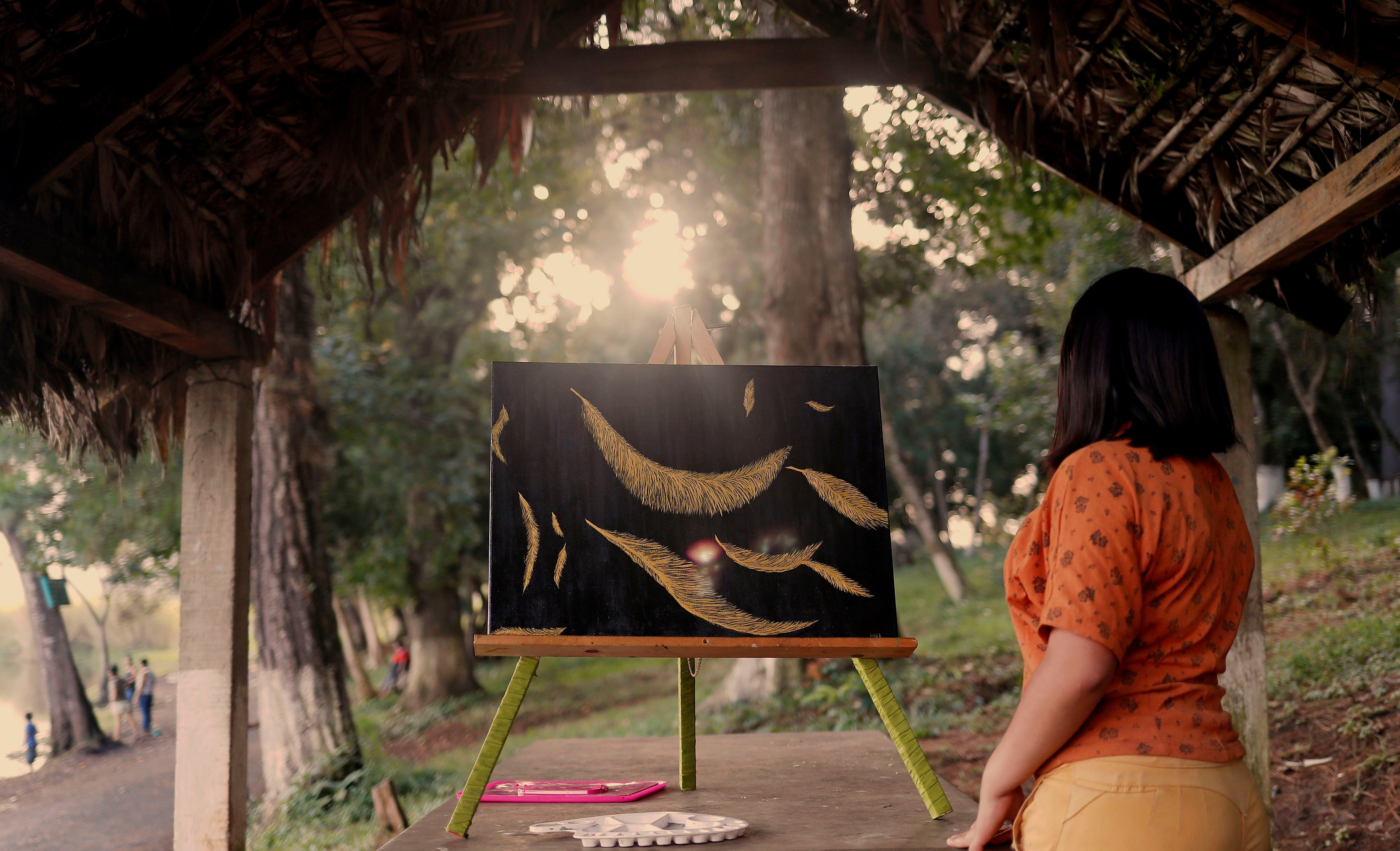 "Teresa", de 18 años, una de las 22 niñas abusadas por maestros en Alta Verapaz muestra una pintura de su autoría. (Foto Prensa Libre: EFE)