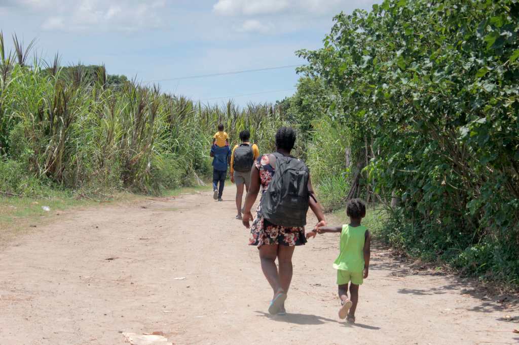 Una familia migrante camina en Tapachula, México, con la intención de llegar a EE. UU. (Foto Prensa Libre: EFE)