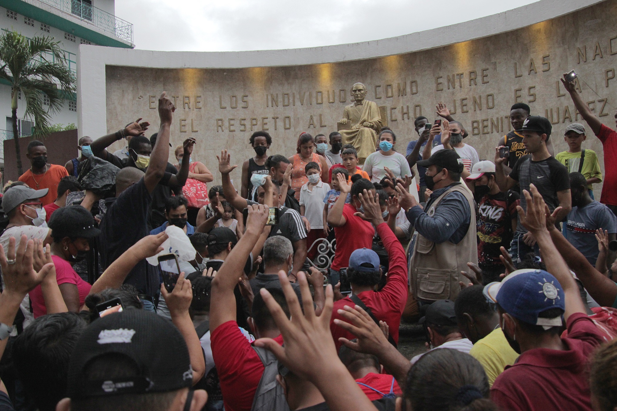 MEX1750. TAPACHULA (MÉXICO), 16/09/2021.- Un grupo de migrantes centroamericanos se manifiestan hoy, en el municipio de Tapachula en el estado de Chiapas (México). Unos 200 migrantes de países como Haití, Cuba, Nicaragua, El Salvador, Honduras encendieron este jueves veladoras y realizaron oraciones para pedir a Dios que el Gobierno mexicano que les ayude a salir de la ciudad de Tapachula, en el sureño estado mexicano de Chiapas. EFE/Juan Manuel Blanco