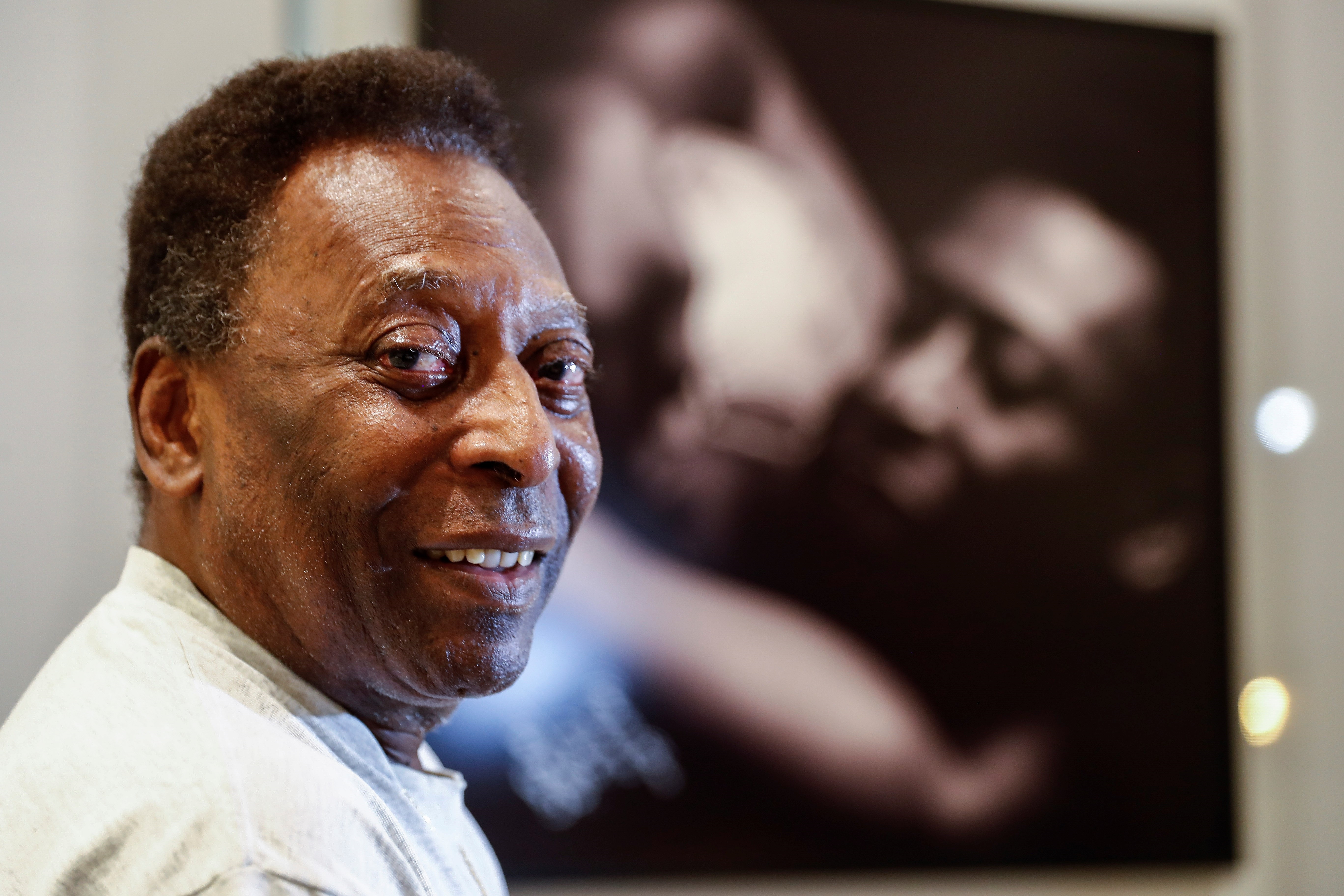 Fotografía de archivo fechada el 12 de noviembre de 2019 que muestra al exfutbolista brasileño Edson Arantes do Nascimento, Pelé, mientras posa durante una entrevista con Efe en el Museo Pelé en la ciudad de Santos (Brasil). El exfutbolista brasileño Edson Arantes do Nascimento "Pelé", considerado para muchos como mejor futbolista de la historia. Foto Prensa Libre: EFE.