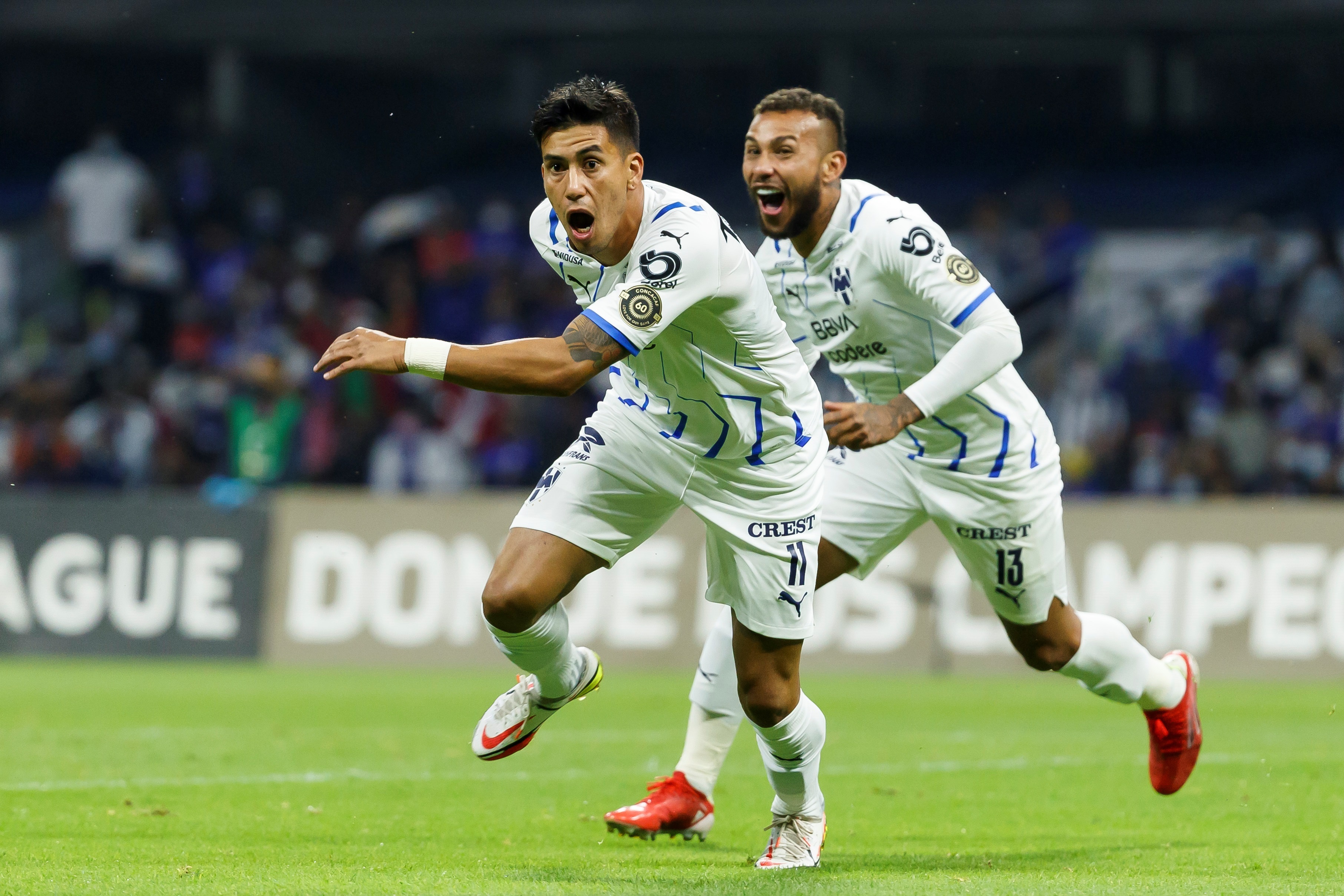 El jugador de Monterrey Maximiliano Meza celebra una anotación ante Cruz Azul este jueves 16 de septiembre de 2021, durante el partido de vuelta de las semifinales de la Liga de Campeones de la Concacaf realizado en el Estadio Azteca de la Ciudad de México. Foto Prensa Libre: EFE.