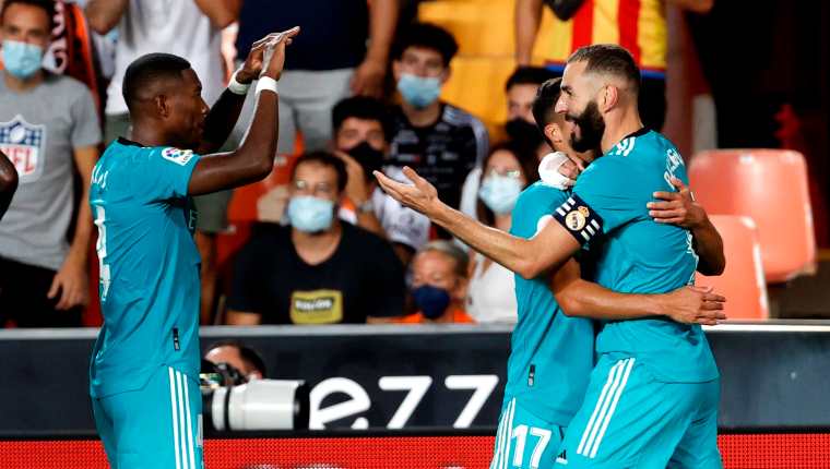 El delantero francés del Real Madrid Karim Benzema (d) celebra su gol, segundo ante el Valencia CF, durante el encuentro correspondiente a la quinta jornada de Liga en Primera División. (Foto Prensa Libre: EFE)