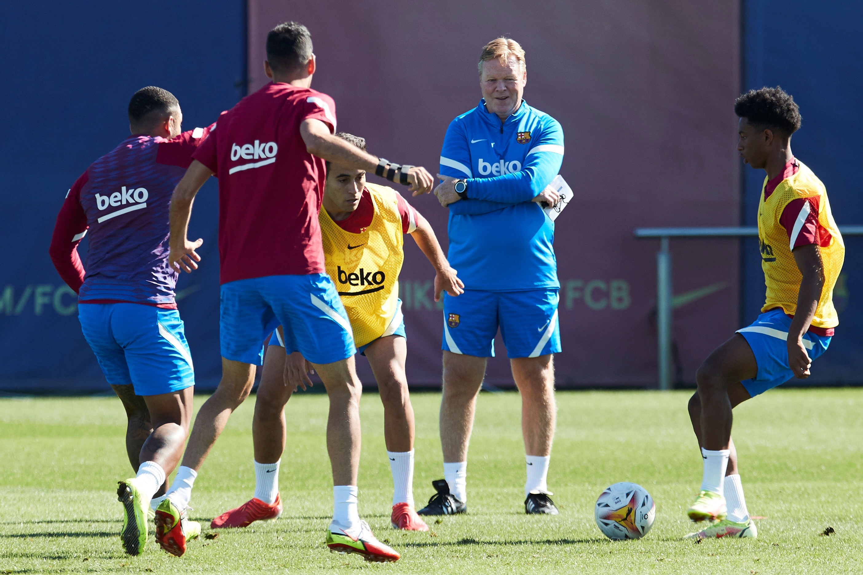 El entrenador del FC Barcelona, el holandés Ronald Koeman (2d), observa a los jugadores Eric García (c) y Ansu Fati (d), durante el entrenamiento realizado en la ciudad deportiva Joan Gamper. (Foto Prensa Libre: EFE)