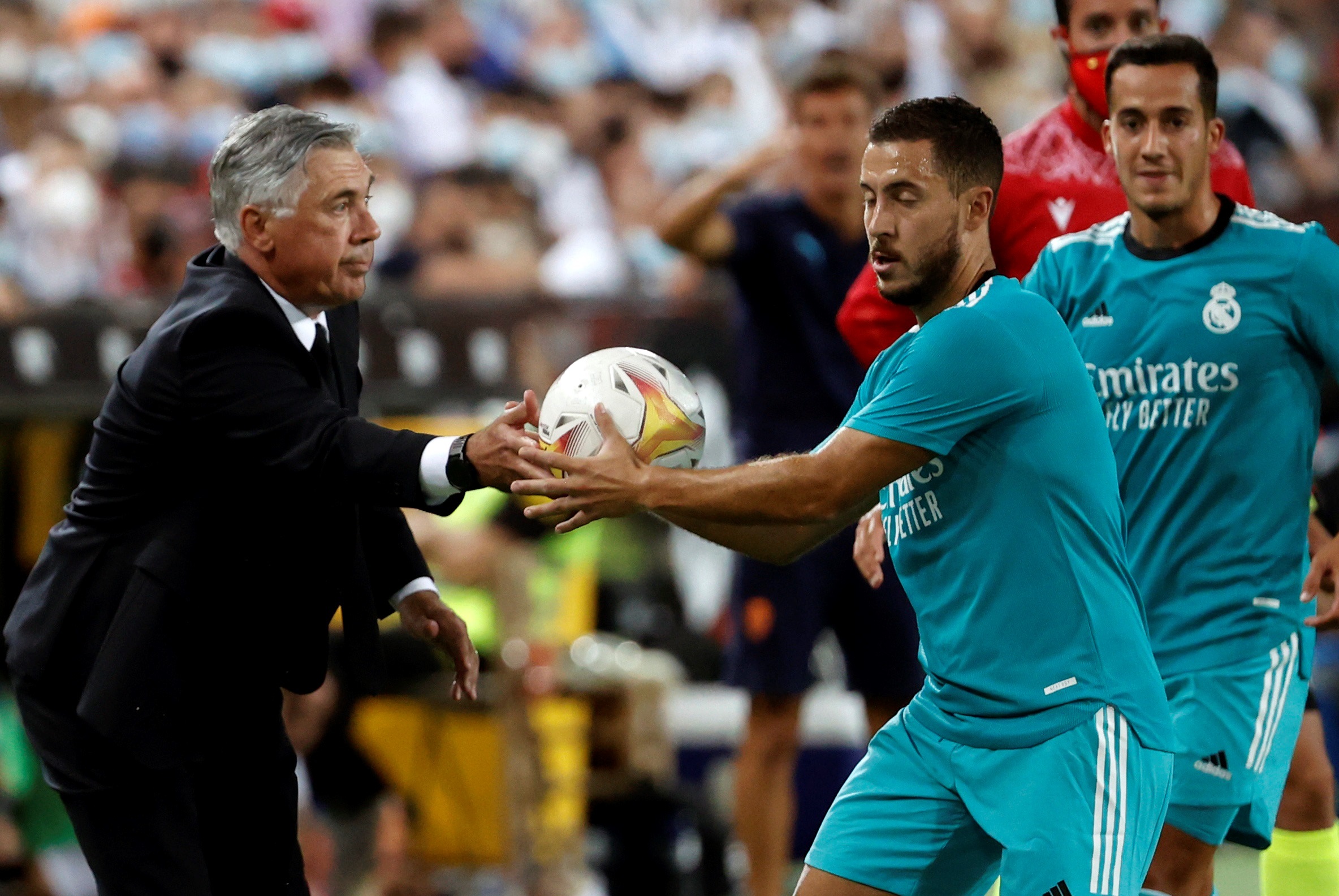 El centrocampista belga del Real Madrid Eden Hazard (d) y su entrenador Carlo Ancelotti durante el encuentro correspondiente a la quinta jornada de Liga en Primera División. (Foto Prensa Libre: EFE)
