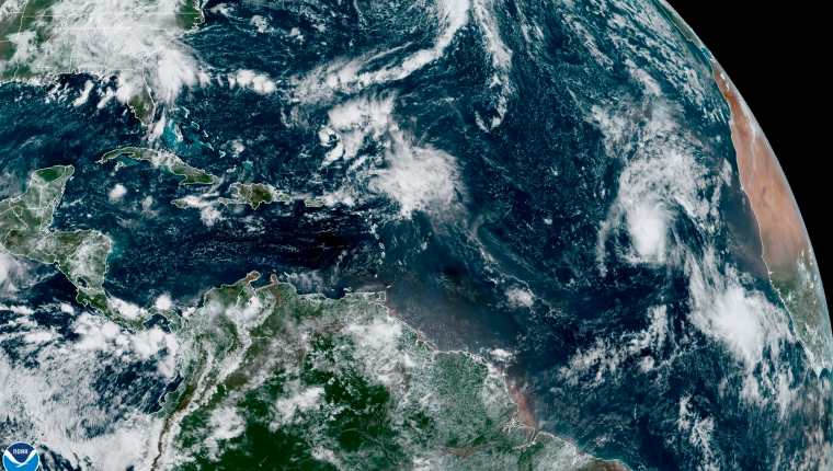 La depresión tropical avanzaba este miércoles en el Atlántico y conforme avance al oeste se convertirá en huracán. (Foto Prensa Libre: EFE)