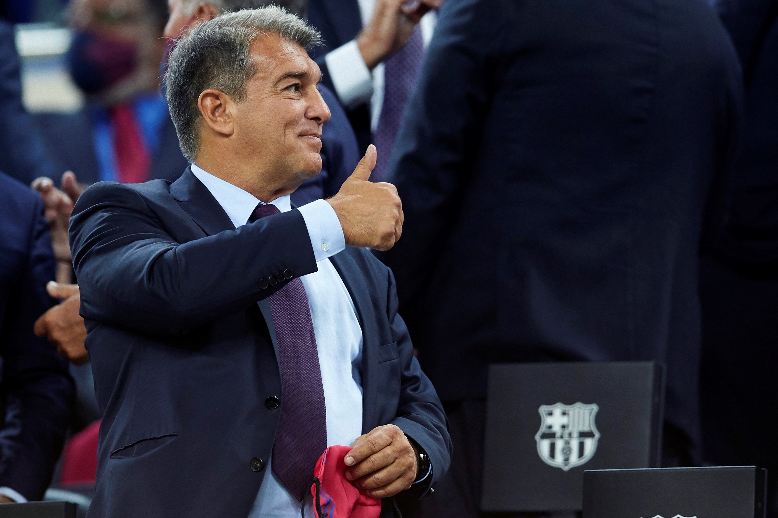 El presidente del FC Barcelona, Joan Laporta, en el palco durante el partido de la quinta jornada de Liga en Primera División que FC Barcelona y Granada disputan este lunes en el Camp Nou. (Foto Prensa Libre: EFE)