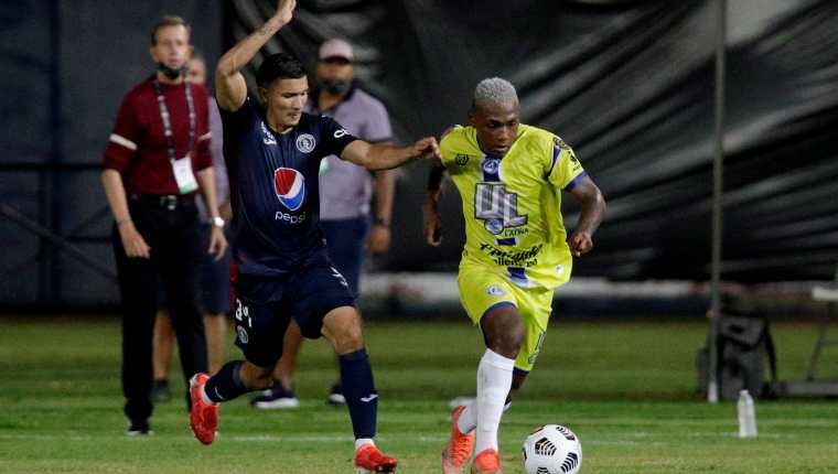 Jamel González (d) de Universitario disputa un balón con Kevín López de Motagua durante un partido de la Liga Concacaf. El jugador hondureño fue contratado por Comunicaciones de Guatemala. Foto Prensa Libre: EFE.