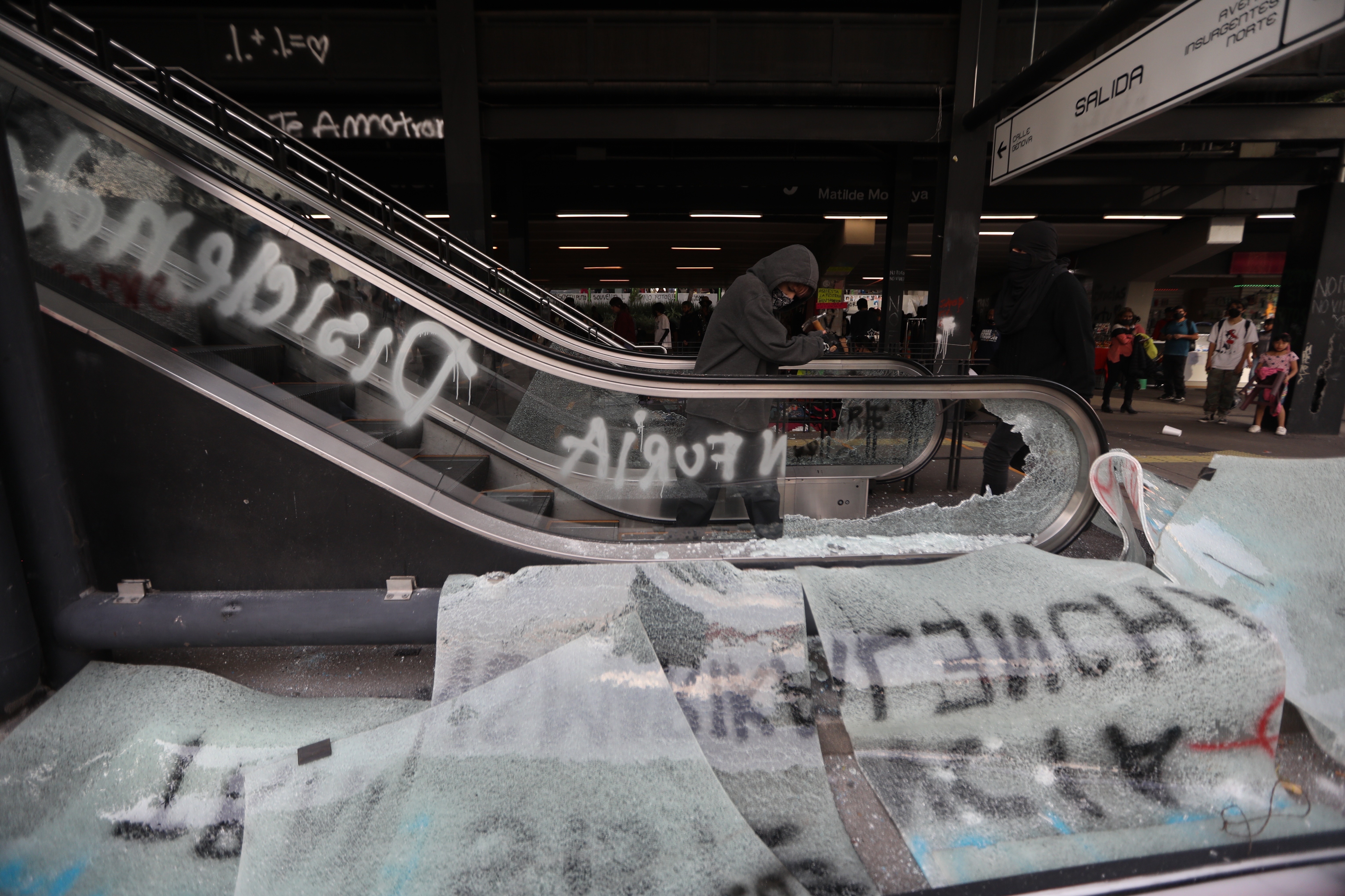 MEX2435.CIUDAD DE MÉXICO (MÉXICO), 24/09/2021.- Un grupo de colectivos feministas y Trans, rompen los cristales de una estación del transporte colectivo metro hoy, viernes durante una protesta en Ciudad de México. Colectivos feministas y trans protestaron este viernes en la capital por las agresiones sufridas un día antes en la céntrica Glorieta de los Insurgentes donde ocupan un lugar para ventas y donde fueron violentados. EFE/Sáshenka Gutiérrez