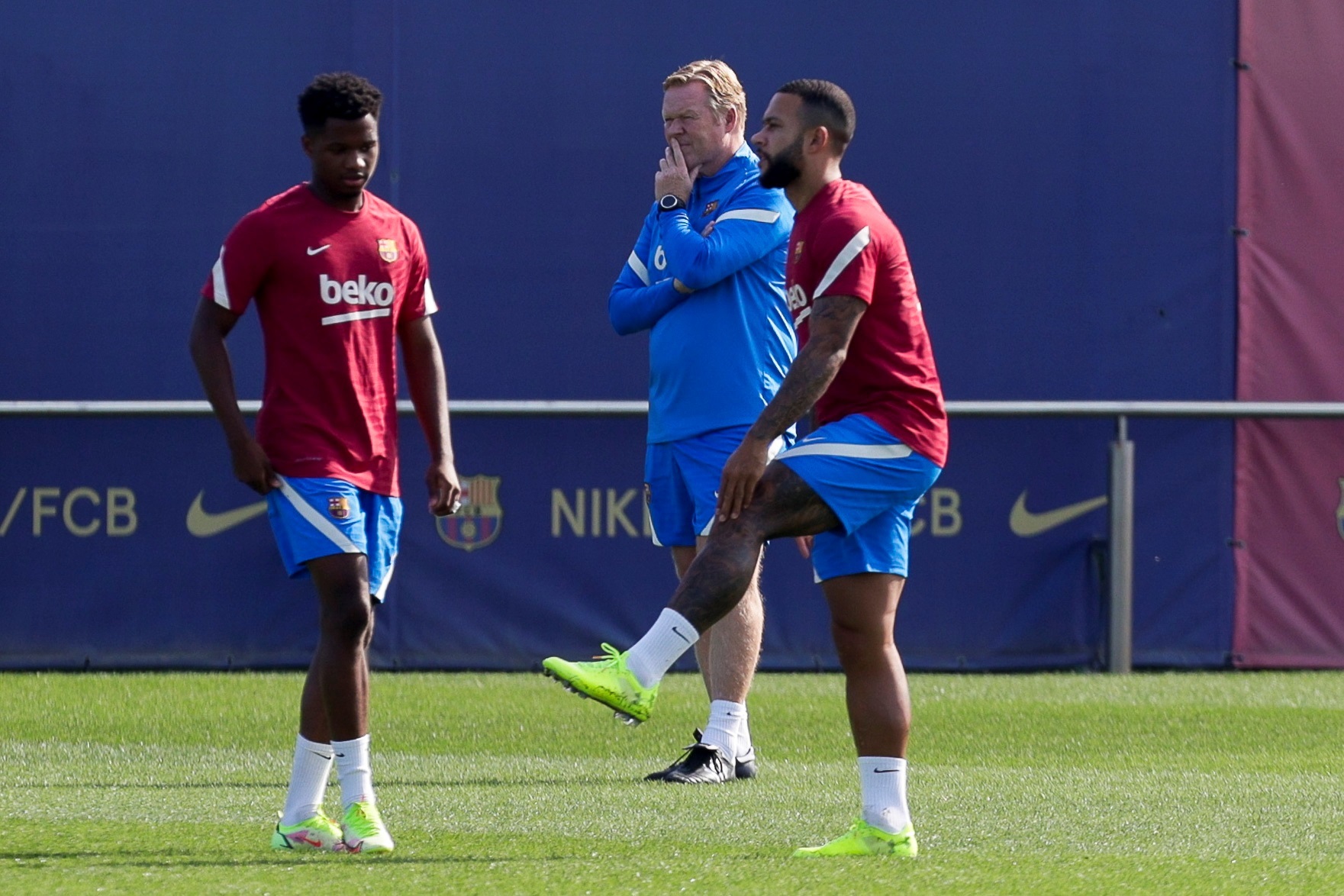 El técnico holandés de FC Barcelona, Ronald Koeman (c), observa el entrenamiento ante sus jugadores Memphis Depay (d) y Ansu Fati (i), este sábado en las instalaciones de Sant Joan Despí en la víspera del partido de LaLiga contra el Levante UD. (Foto Prensa Libre: EFE)