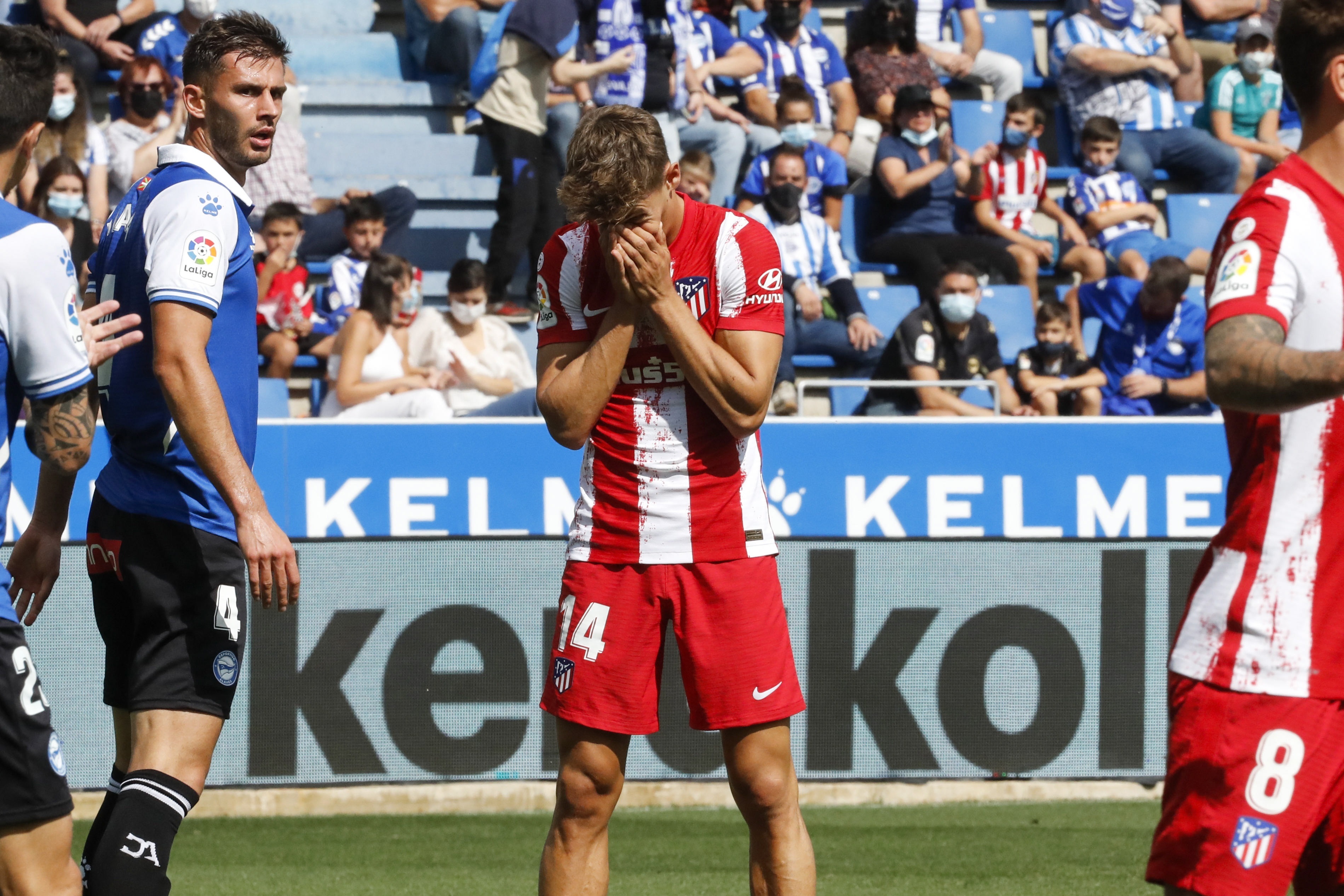 El centrocampista del Atlético de Madrid Marcos Llorente (c) reacciona durante el partido de la séptima jornada de liga de Primera División disputado este sábado en el Estadio de Mendizorroza de Vitoria. (Foto Prensa Libre: EFE)