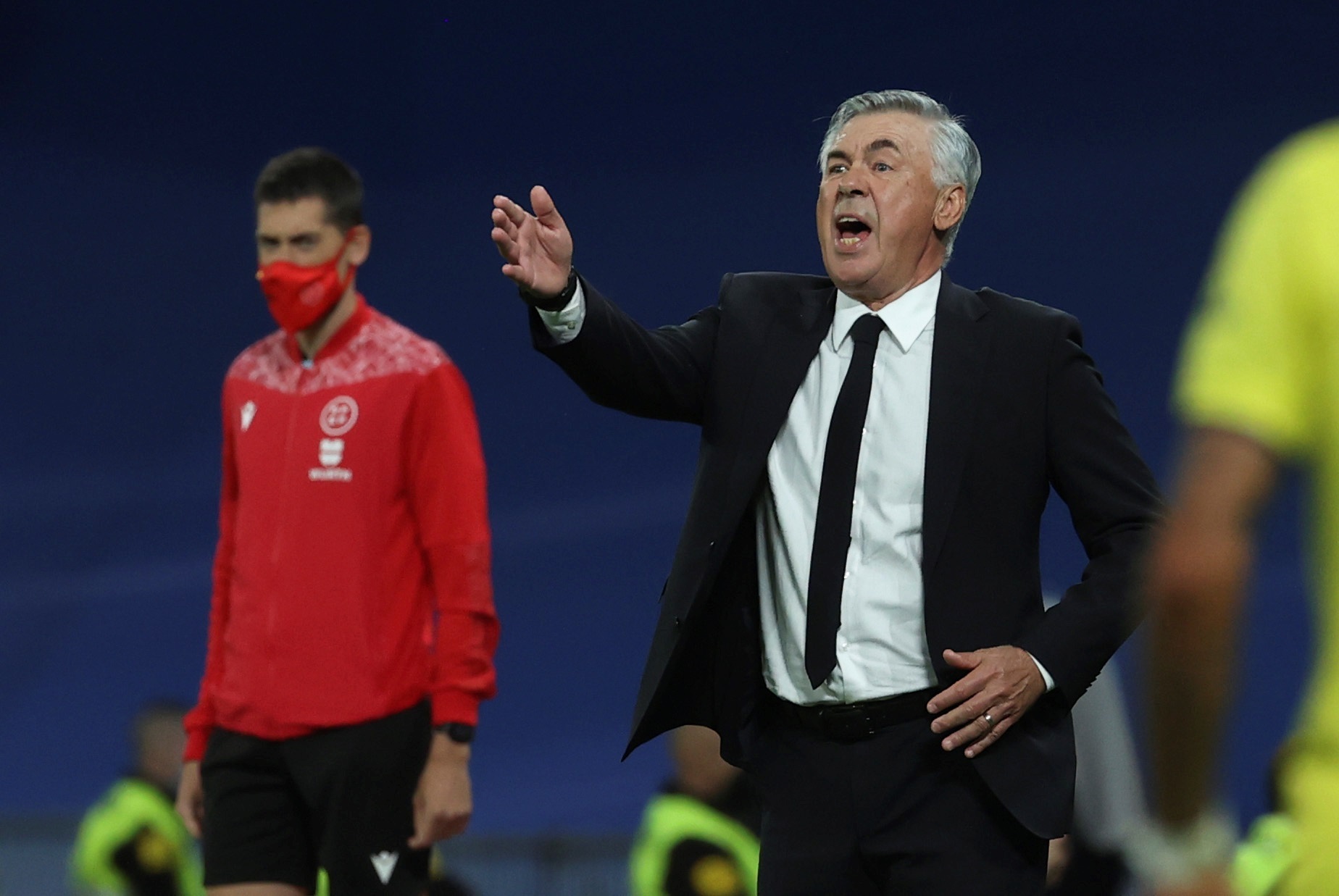 El entrenador del Real Madrid, Carlo Ancelotti, reacciona en el partido de LaLiga ante el Villarreal que se disputa este sábado en el Santiago Bernabéu. (Foto Prensa Libre: EFE)