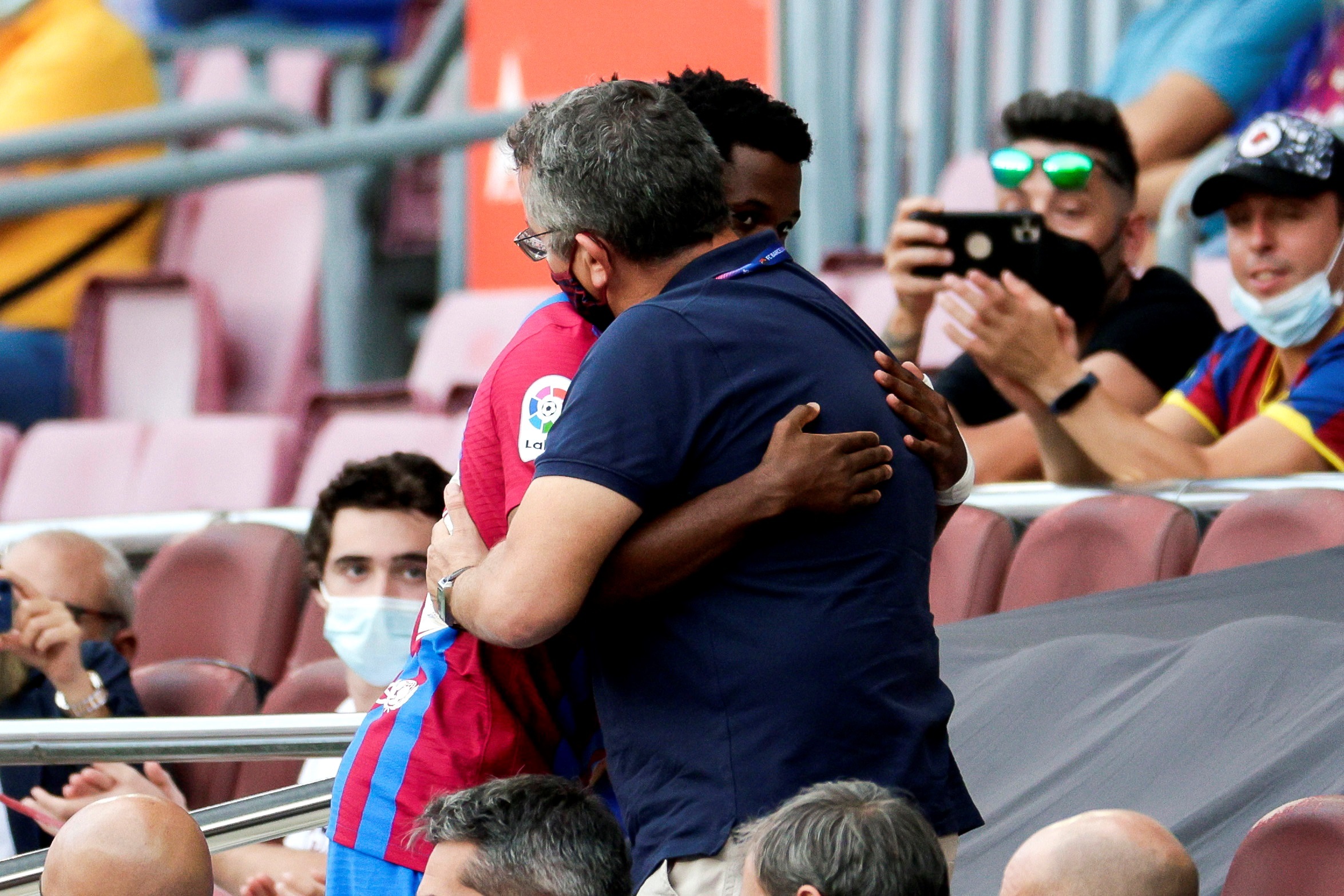 El delantero del Barcelona Ansu Fati saluda al médico del equipo mayor, Lluís Til (d) quien fue cesado del cargo este jueves 25 de noviembre: EFE.