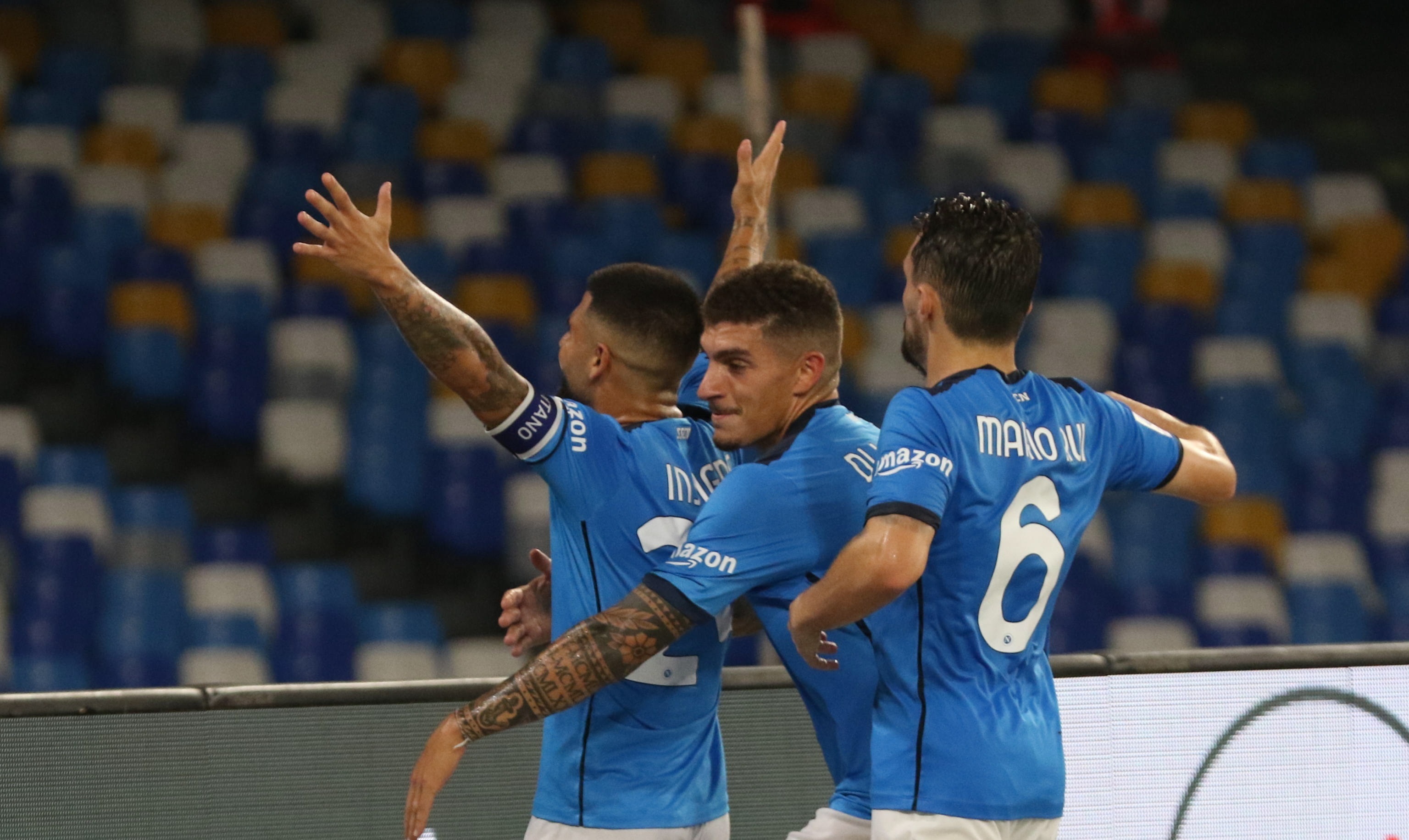 El delantero del Napoli, Lorenzo Insigne (izquierda) celebra con sus compañeros después de anotarle al Cagliari en el Diego Armando Maradona. (Foto Prensa Libre: EFE)