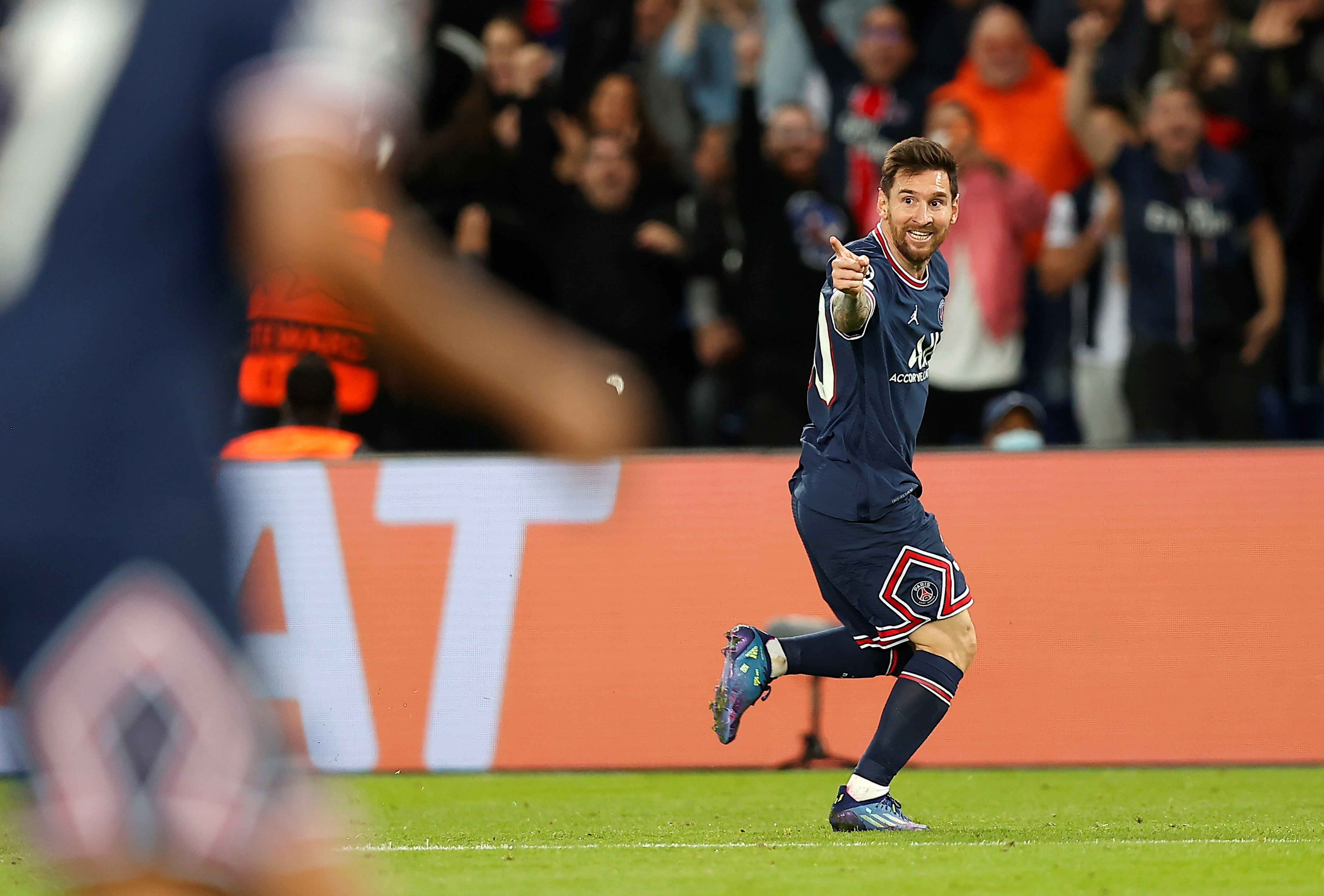Leo Messi festejó con todo su primer gol con el PSG y en el Parque de los Príncipes. (Foto Prensa Libre: EFE)