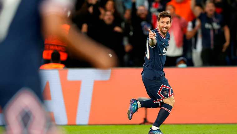 Leo Messi festejó con todo su primer gol con el PSG y en el Parque de los Príncipes. (Foto Prensa Libre: EFE)