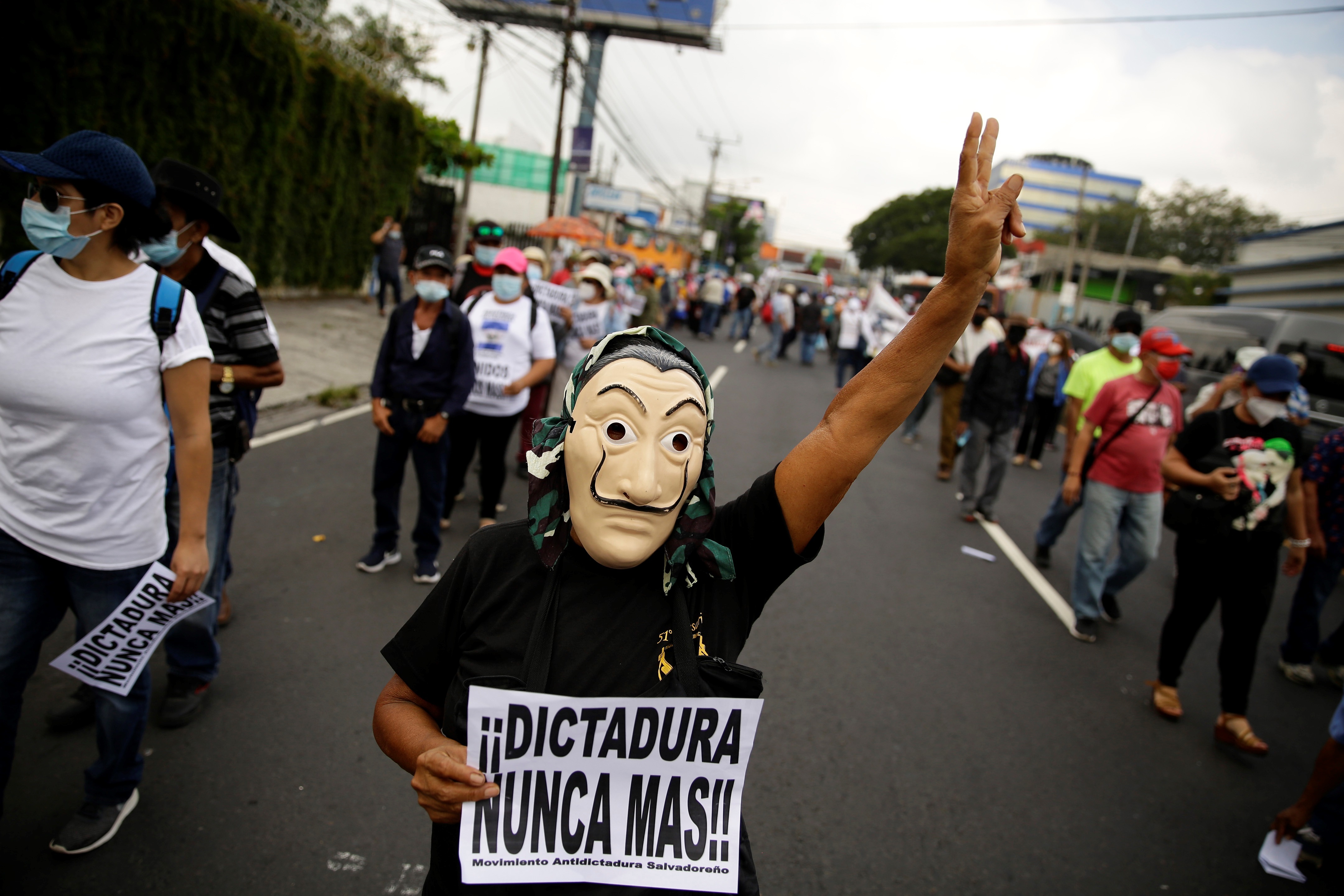 Un hombre participa en una manifestación en San Salvador en contra de Nayib Bukele por las medidas consideradas dictatoriales; no obstante, el mandatario aún goza de gran popularidad. (Foto Prensa Libre: EFE)