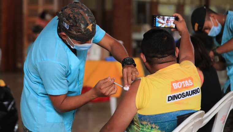 Actualmente, en Guatemala se abrió la vacunación para mayores de 18 años. (Foto Prensa Libre: Byron García)