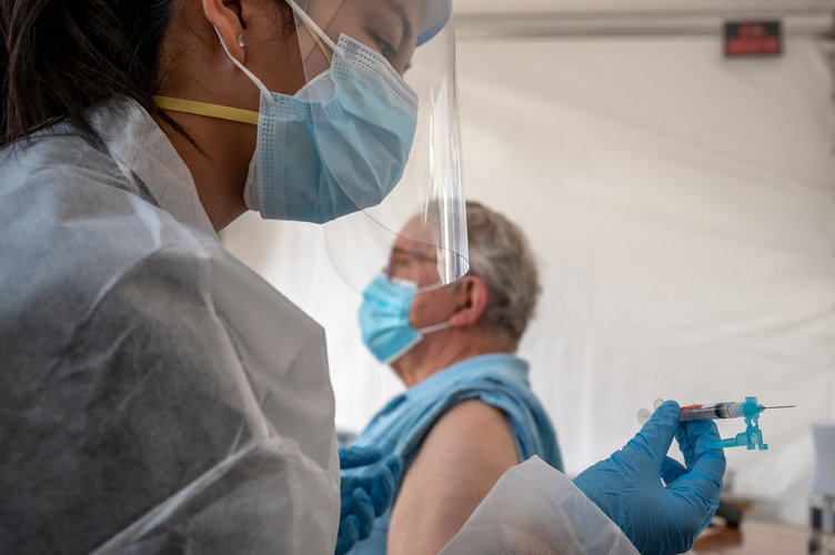 Una trabajadora sanitaria se prepara para administrar una dosis de la vacuna contra el COVID-19 de Moderna a un paciente en el distrito de la Misión de San Francisco, el 1 de marzo de 2021. (Mike Kai Chen/The New York Times)
