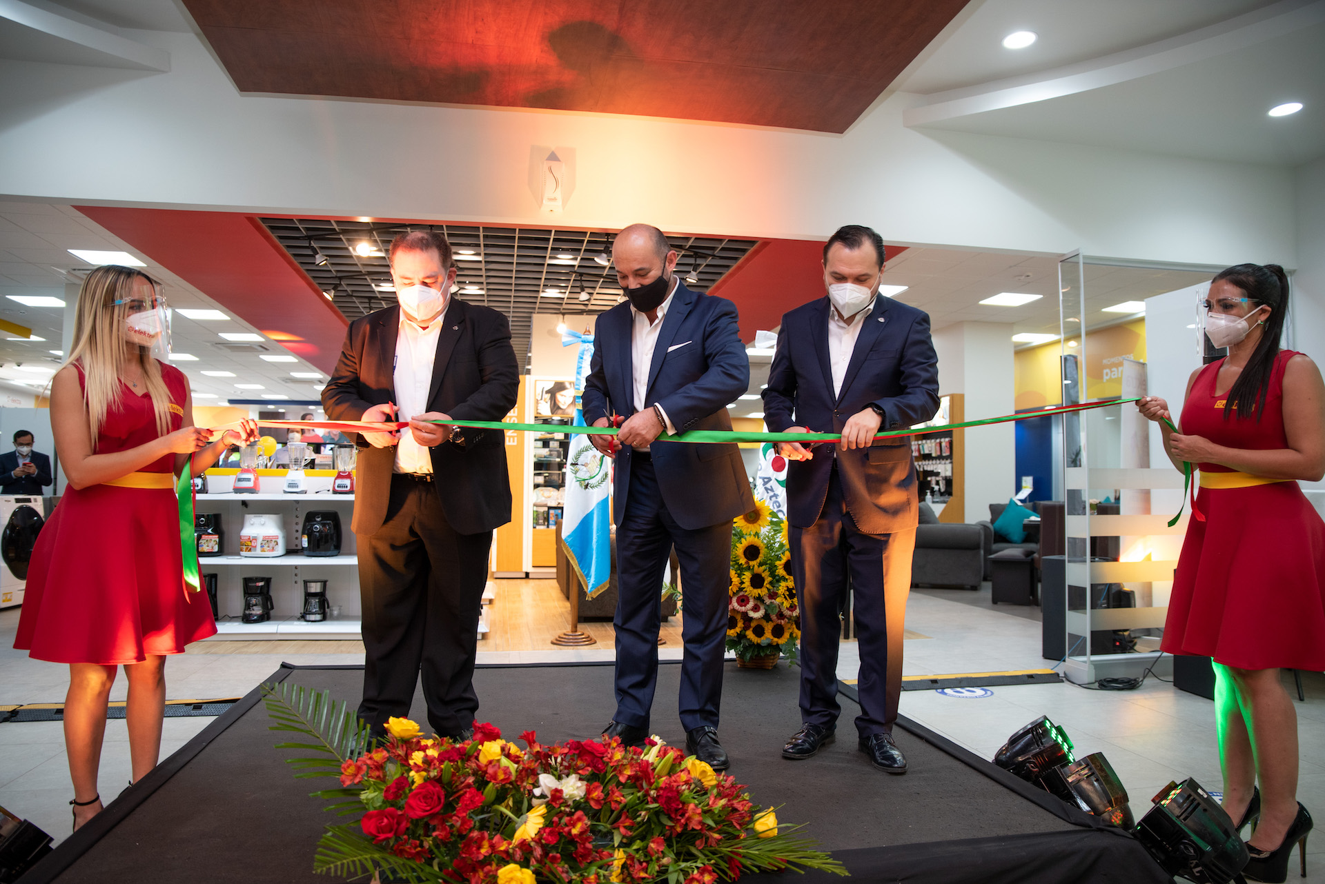 Gerardo Girón, director general de Tiendas Elektra Guatemala, Claudio Matus, director general de Grupo Salinas Guatemala y Luis Fernando García, director general de Banco Azteca Guatemala . Foto Prensa Libre: Cortesía
