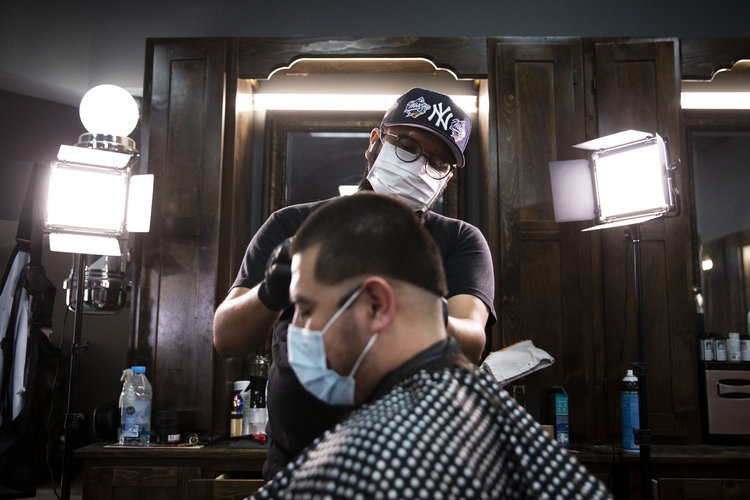 Frank Oropeza, un barbero de la ciudad de Montebello, en el sur de California, dijo que no estaba seguro de si votaría para destituir al gobernador Gavin Newsom. (Jenna Schoenefeld/The New York Times)