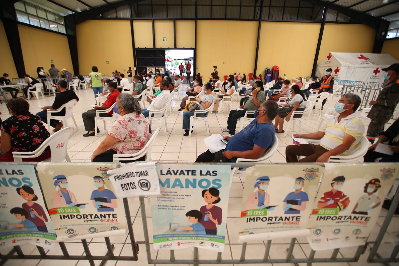 El proceso de vacunación avanza en Guatemala. (Foto Prensa Libre: Carlos Hernández Ovalle)