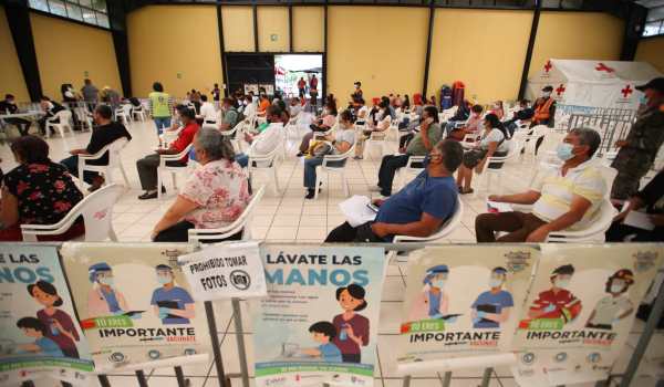 El proceso de vacunación avanza en Guatemala. (Foto Prensa Libre: Carlos Hernández Ovalle)