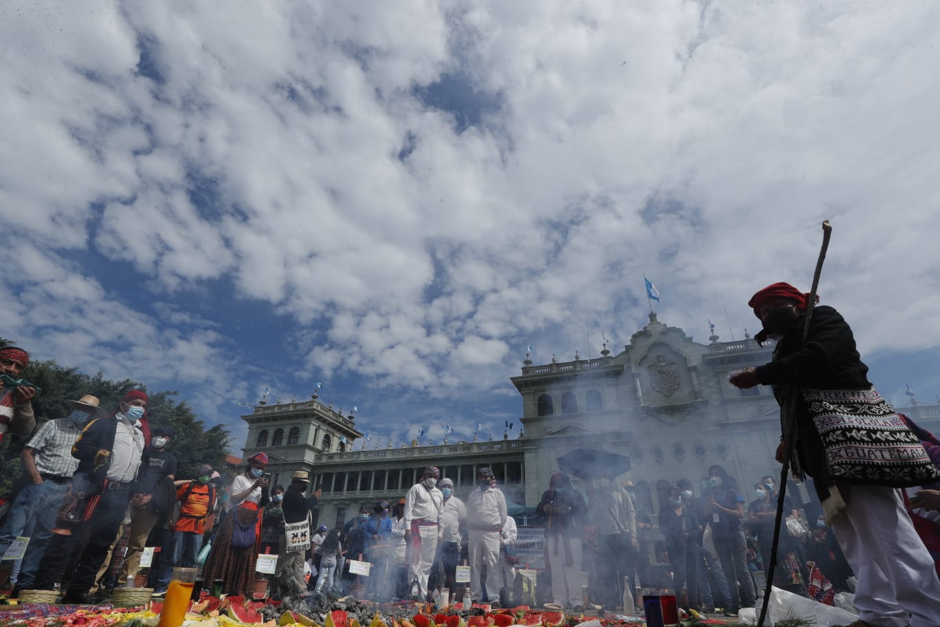 Autoridades indígenas celebraron una ceremonia maya en la Plaza de la Constitución en rechazo a la celebración del Bicentenario de Independencia. (Foto Prensa Libre: Esbin García)