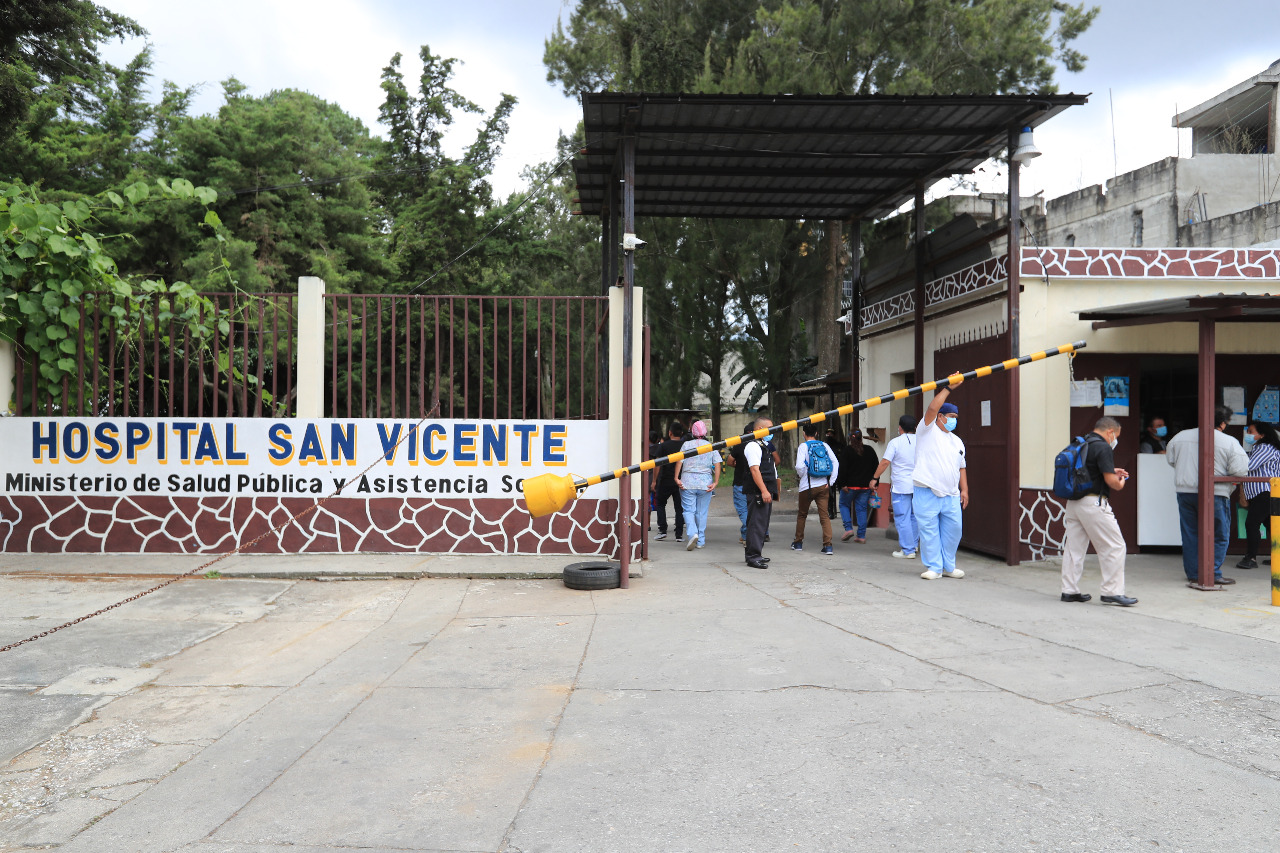 Médicos advierten de que cuentan con poco personal en hospitales para atender ola de contagios del coronavirus. (Foto Prensa Libre: Byron García)