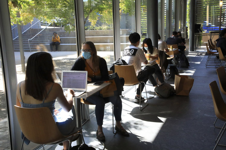 Estudiantes en el campus de Berkeley de la Universidad de California, el 16 de agosto de 2021. (Jim Wilson/The New York Times).
