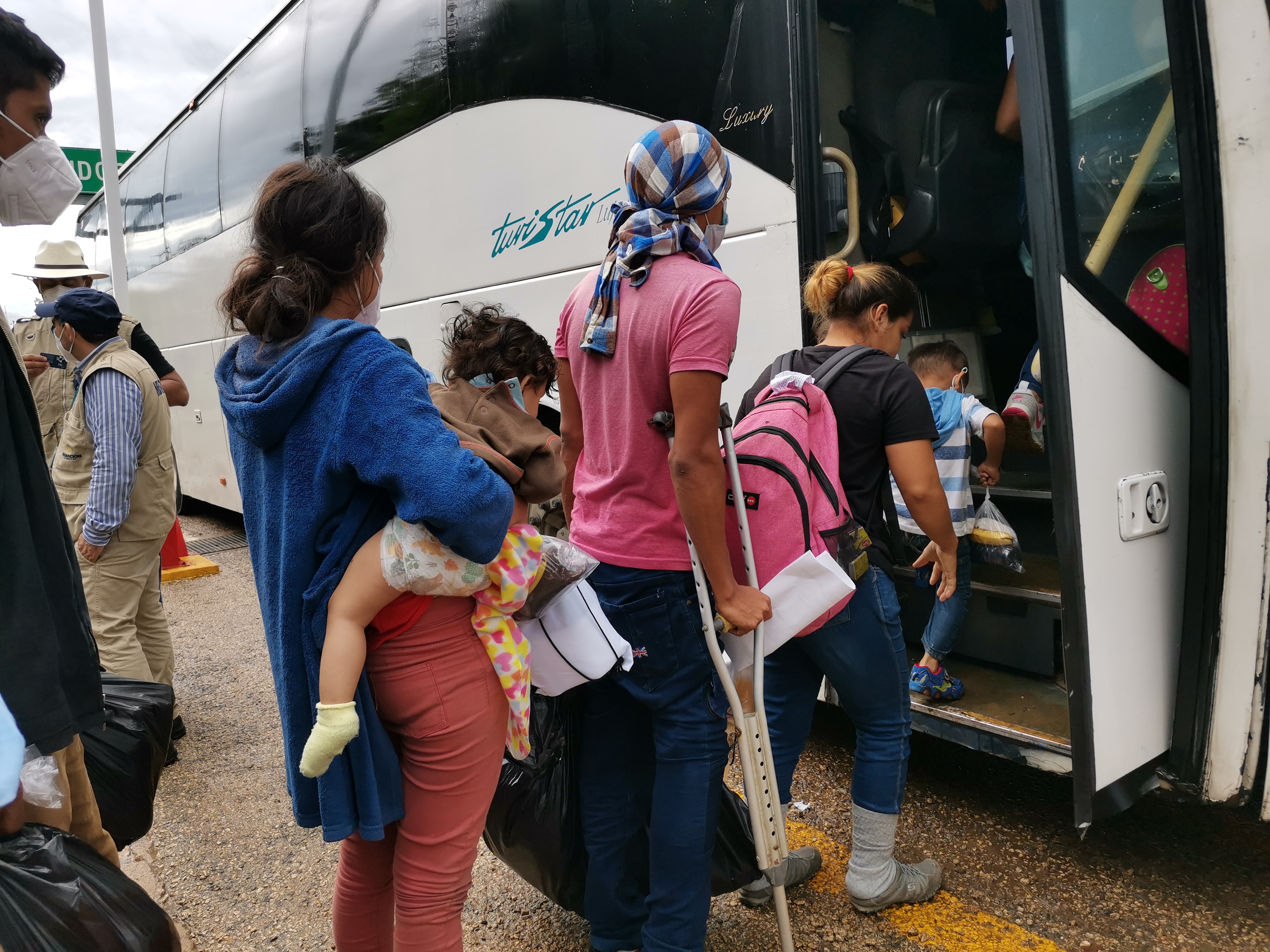 Migrantes hondureños suben al bus que los traslada hasta El Corinto, frontera con Honduras, a casi 450 kilómetros de distancia. (Foto Prensa Libre)