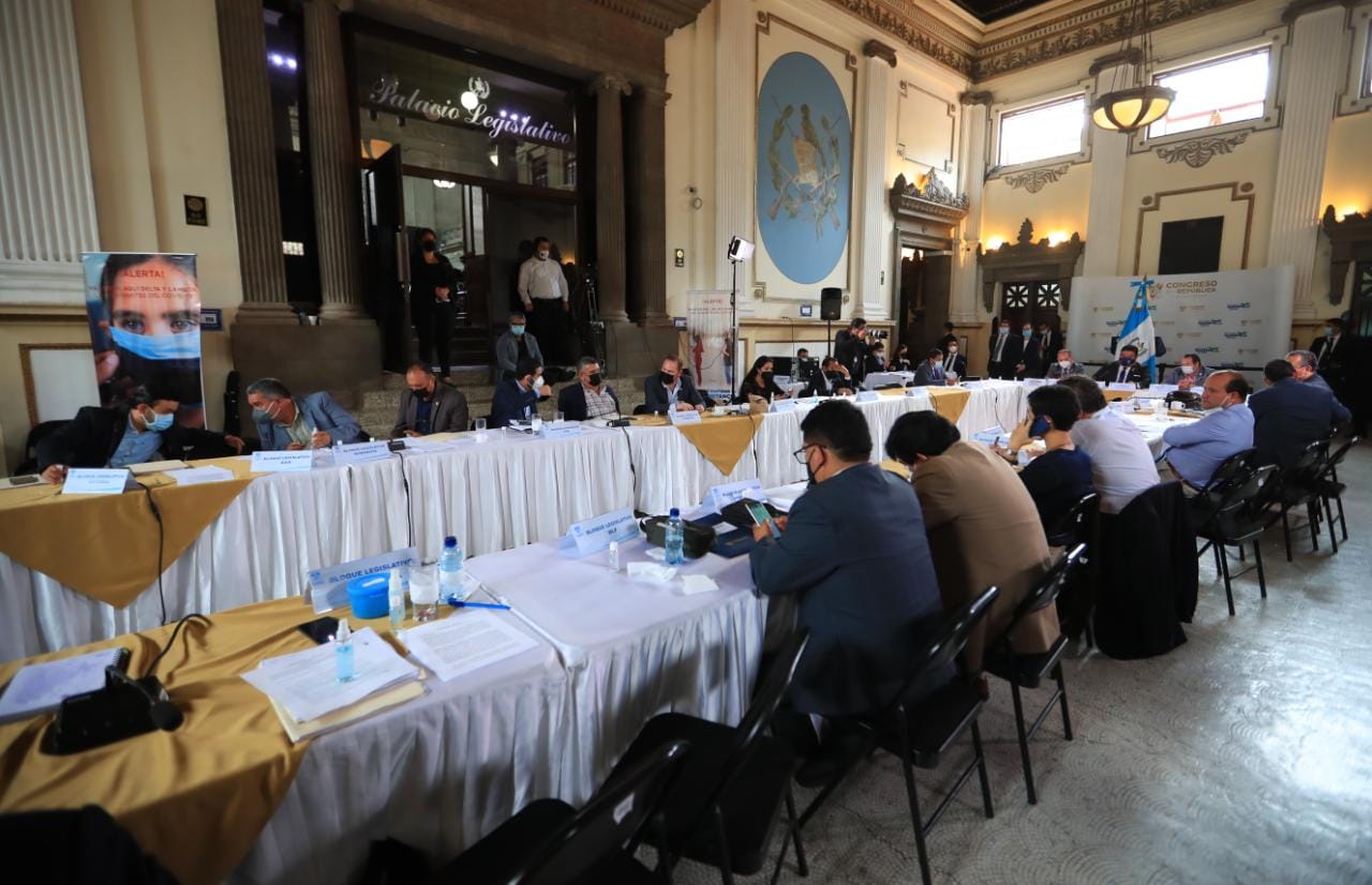 Los diputados analizan las propuestas de una iniciativa de ley que facilite las compras de emergencia. (Foto: Hemeroteca PL)