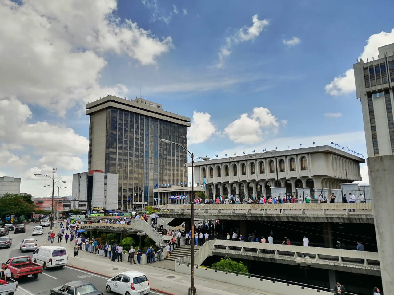 Guatemaltecos hacen fila con entusiasmo para obtener las monedas conmemorativas por el Bicentenario de Independencia en el Banco de Guatemala. (Foto: La Red Noticias)