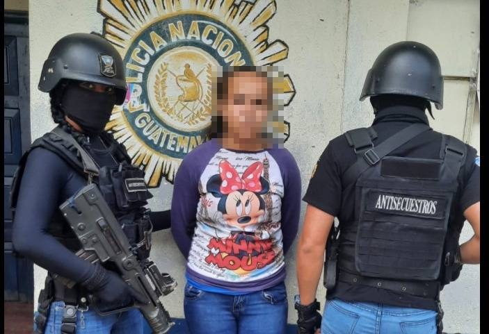 Mujer fue capturada cuando recogía dinero como pago de su propio rescate. (Foto: PNC)