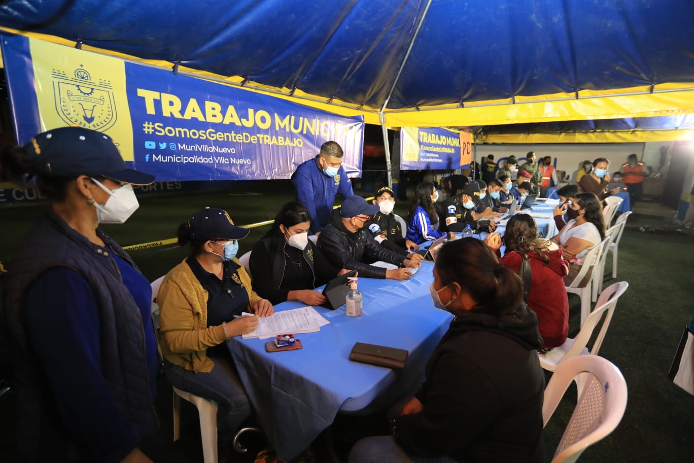 El Centro de Vacunación comunitario en la colonia Mario Alioto López Sánchez aplicó 900 dosis la noche del sábado. (Foto Prensa Libre: Byron García)