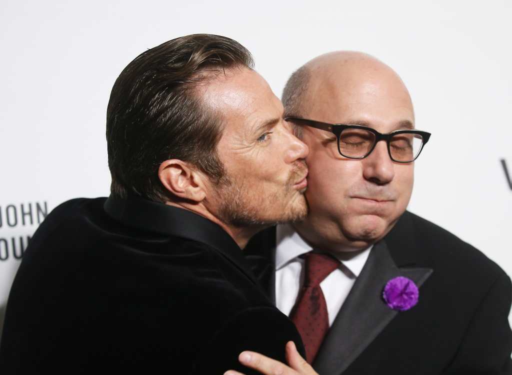 El actor Jason Lewis (izquierda) bromea con el fallecido Willie Garson, durante una gala en el 2020. (Foto Prensa Libre: AFP)