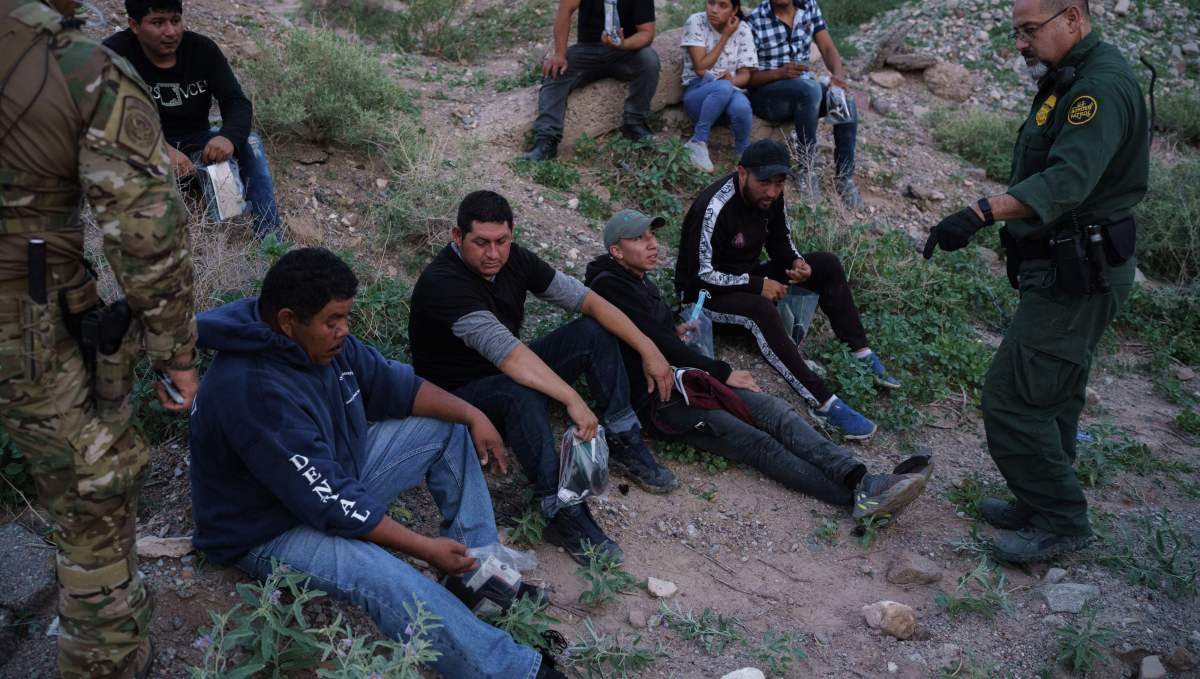 Agentes de la Patrulla Fronteriza arrestan a un grupo de migrantes en un área semi desértica de Nuevo México. (Foto Prensa Libre: Hemeroteca PL)