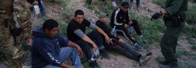 Agentes de la Patrulla Fronteriza arrestan a un grupo de migrantes en un área semi desértica de Nuevo México. (Foto Prensa Libre: Hemeroteca PL)