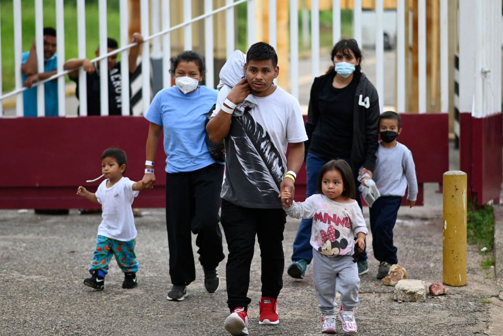 Migrants arrive to El Ceibo, Guatemala, on August 19, 2021, after being deported from the US and Mexico. - Guatemala requested information Thursday from the United States and Mexico on the surprise deportation of Central American migrants across a border where there are no migratory controls or biosecurity for the pandemic, the local chancellery reported. (Photo by Johan ORDONEZ / AFP)