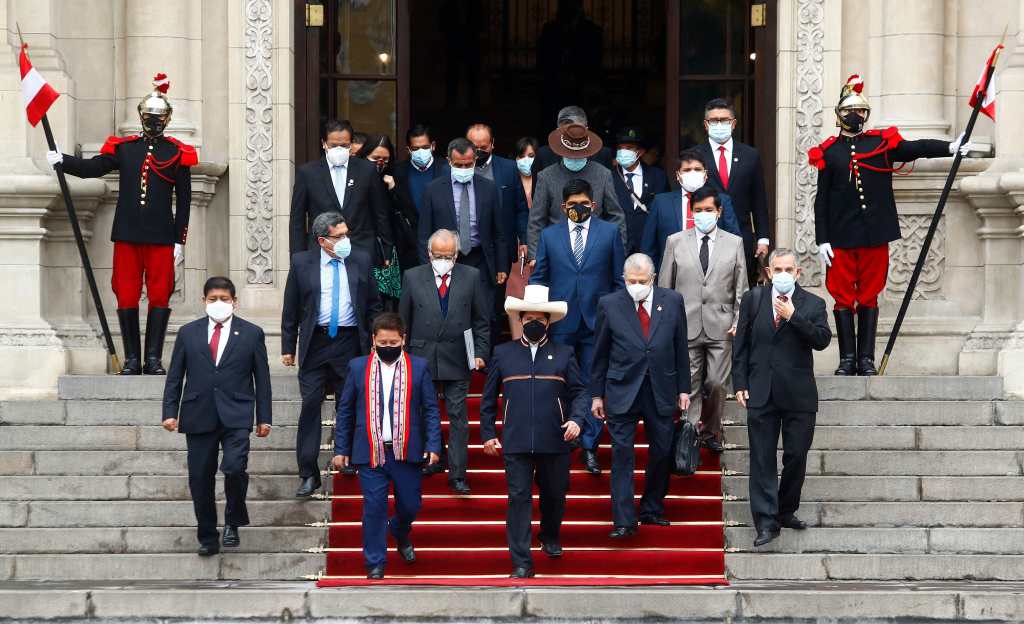 Pedro Castillo (centro), presidente peruano, junto a otros funcionarios. (Foto Prensa Libre: AFP)