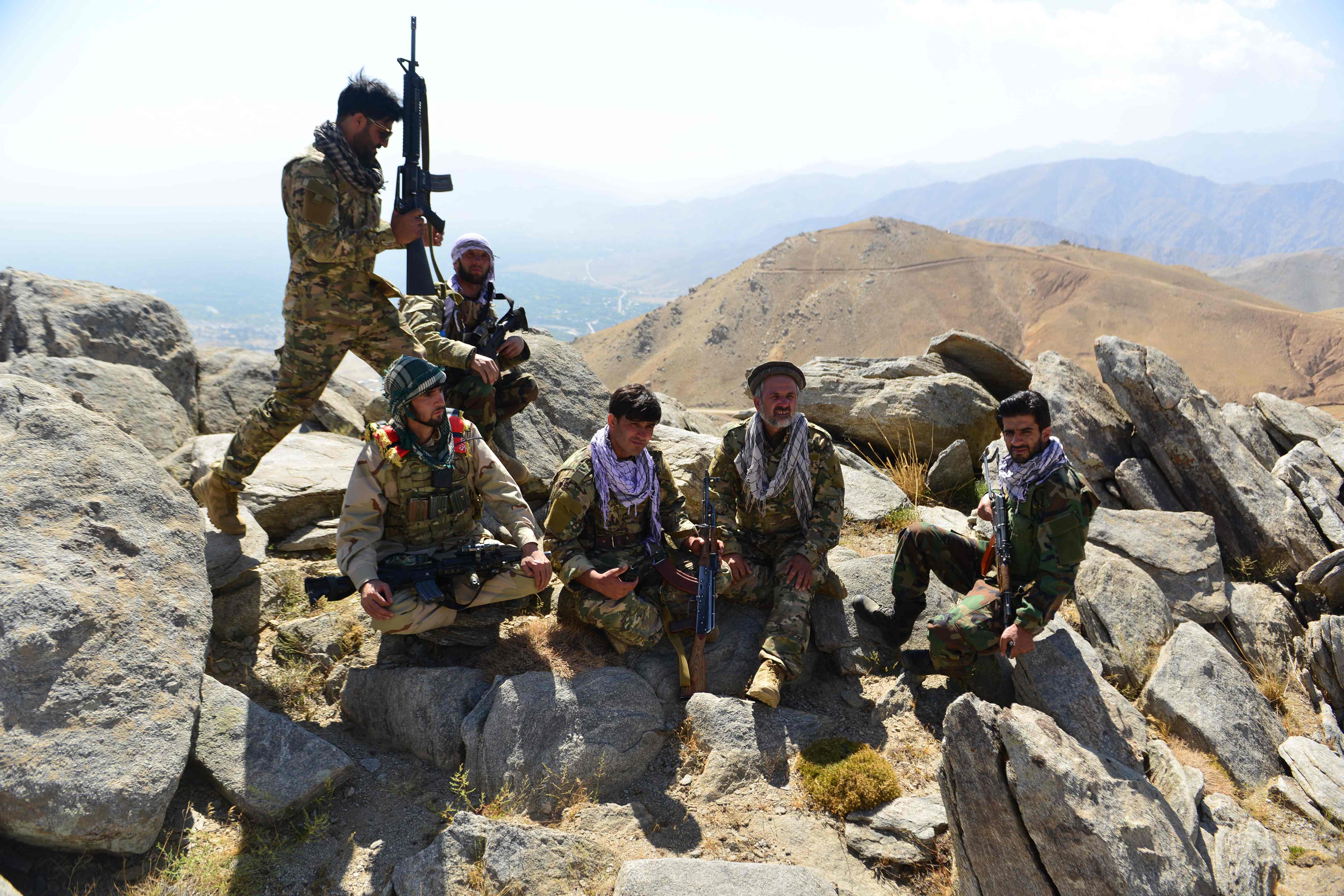 La resistencia Afgana  y grupos antitalibanes en una patrulla en la cima de una montaña  en Darband, Panjshir, el último bastión que no controlan los talibanes.  (Foto Prensa Libre: AFP)