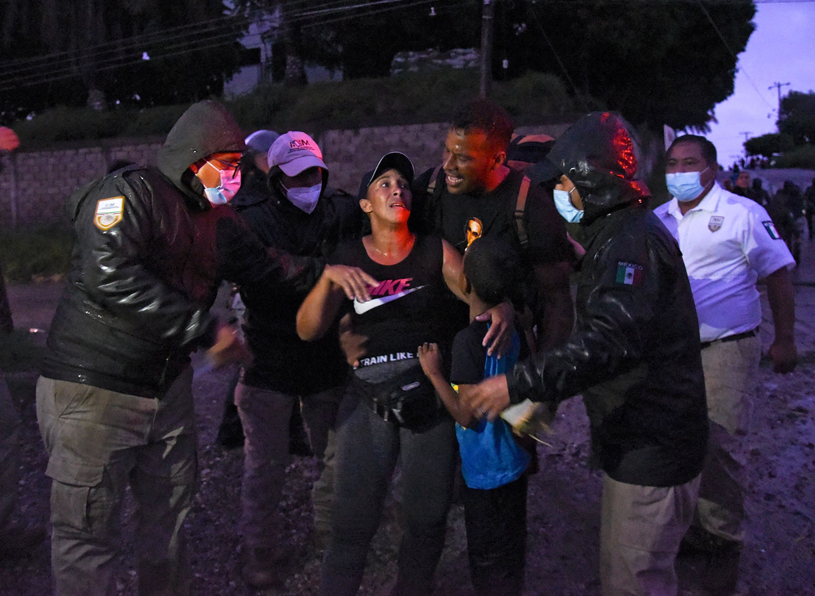 Agentes de Migración de México detienen a migrantes de Centroamérica y  Haití que iban en caravana por Mapastepec, Chiapas en su búsqueda de llegar a Estados Unidos. (Foto Prensa Libre: AFP)