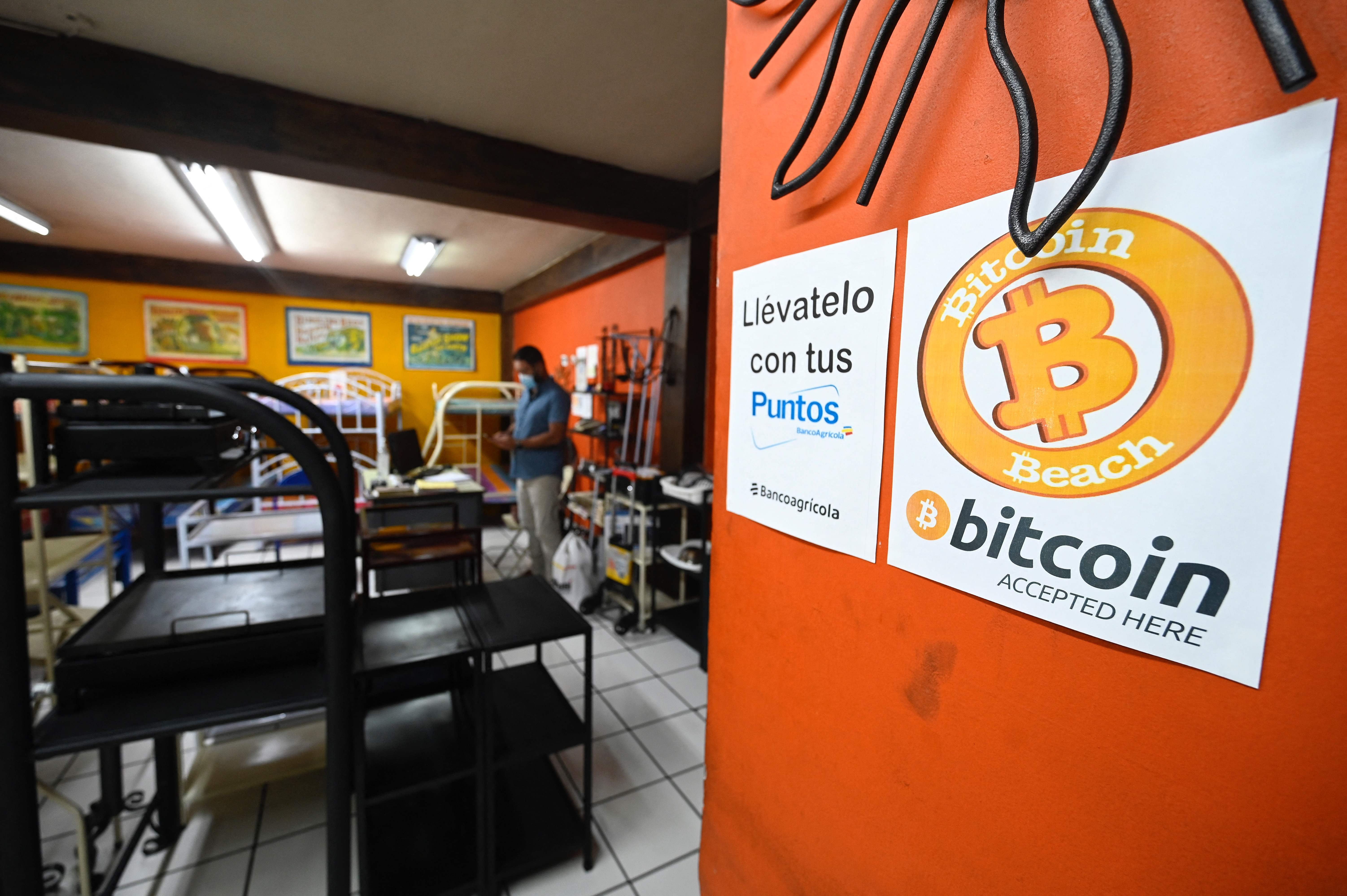 Vista de una tienda que acepta bitcoins en San Salvador, El Salvador. (Foto Prensa Libre: AFP)