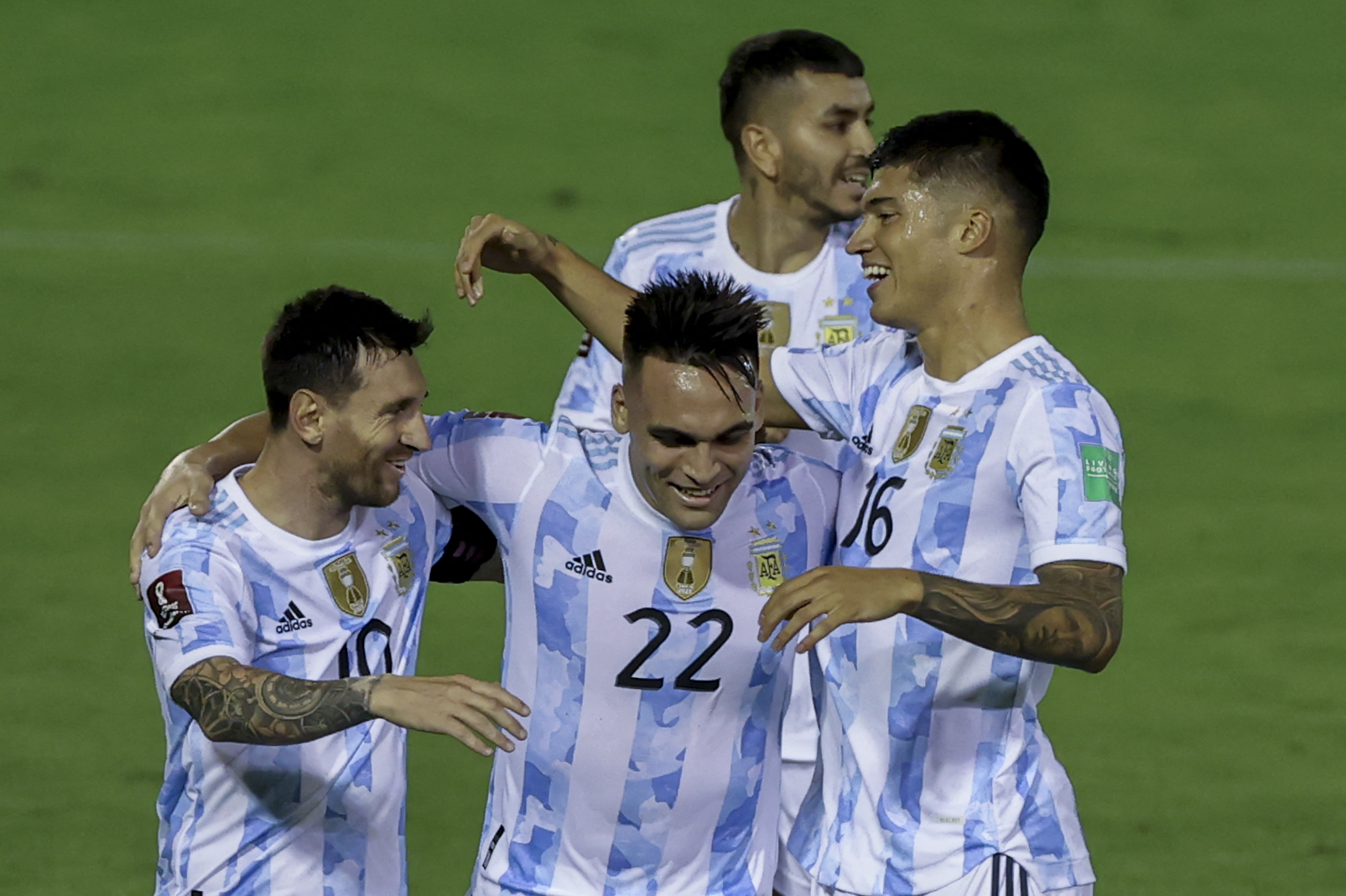 Joaquin Correa celebra con Lionel Messi y Lautaro Martínez después de marcarle a Venezuela. Foto Prensa Libre: AFP.