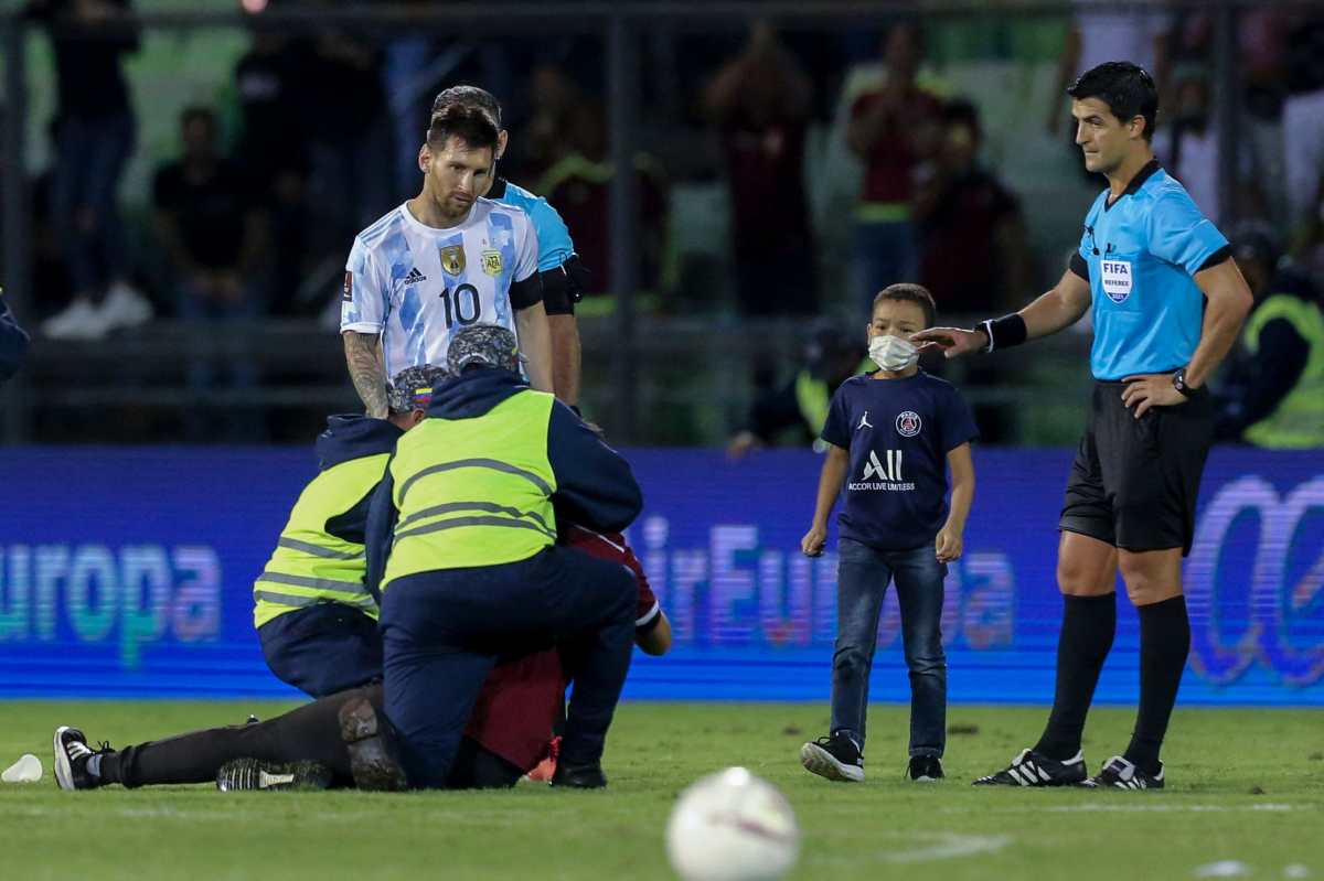 El conmovedor momento en que un niño venezolano, con la camisola del PSG, burla a la seguridad y logra abrazar a Leo Messi